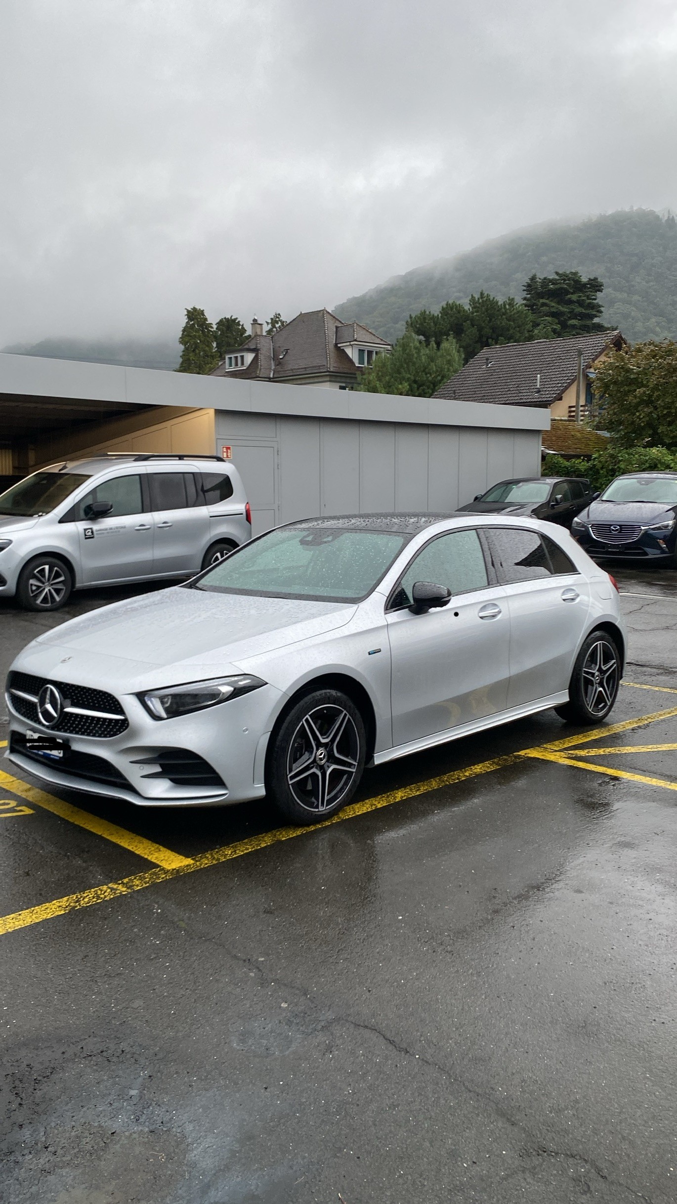 MERCEDES-BENZ A 250 e AMG Line-image-1