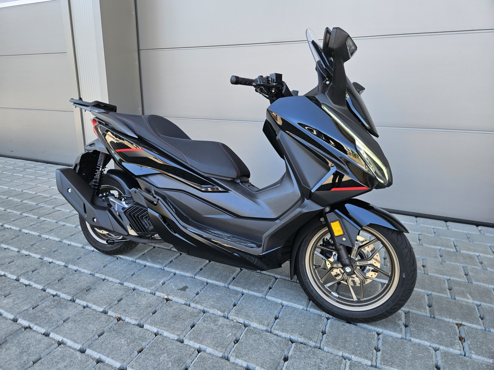 HONDA NSS 125 Forza Special Edition-showroom-element-1