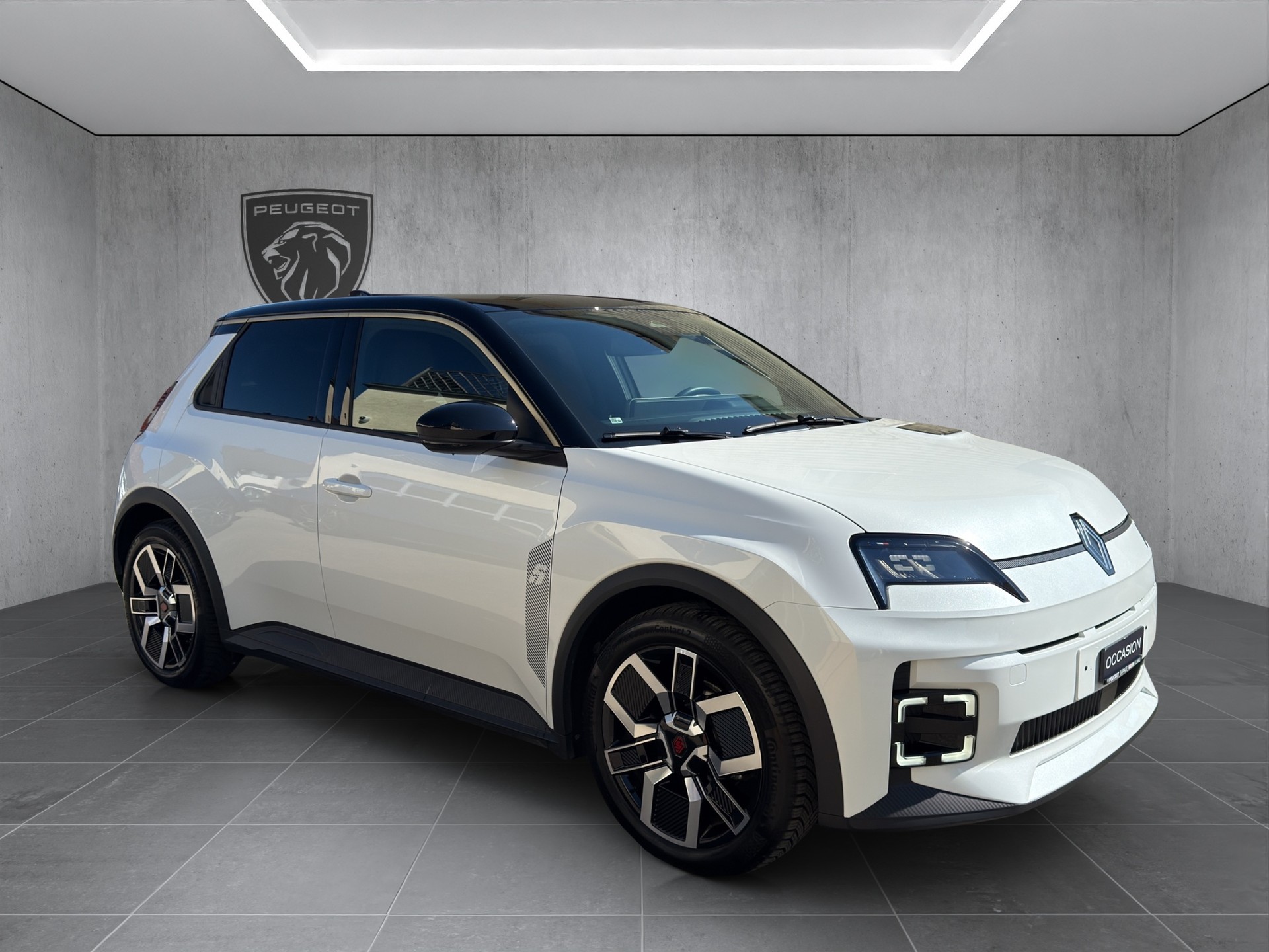 RENAULT R5 E-Tech Comfort Range techno-showroom-element-2