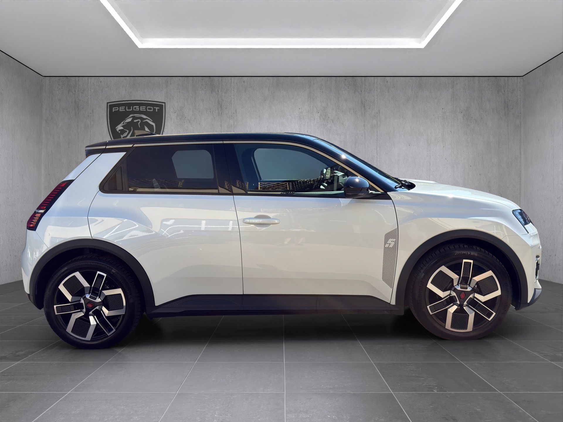 RENAULT R5 E-Tech Comfort Range techno-showroom-element-3