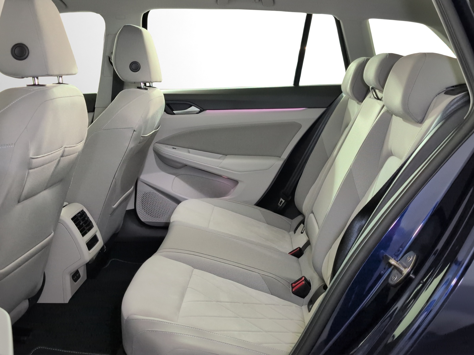 VW Golf Variant 1.0 eTSI mHEV Life DSG-image-7