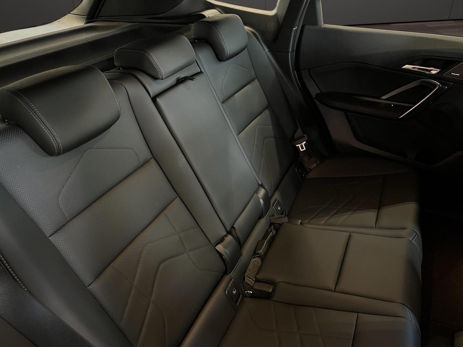 BMW iX1 20 eDrive-image-16
