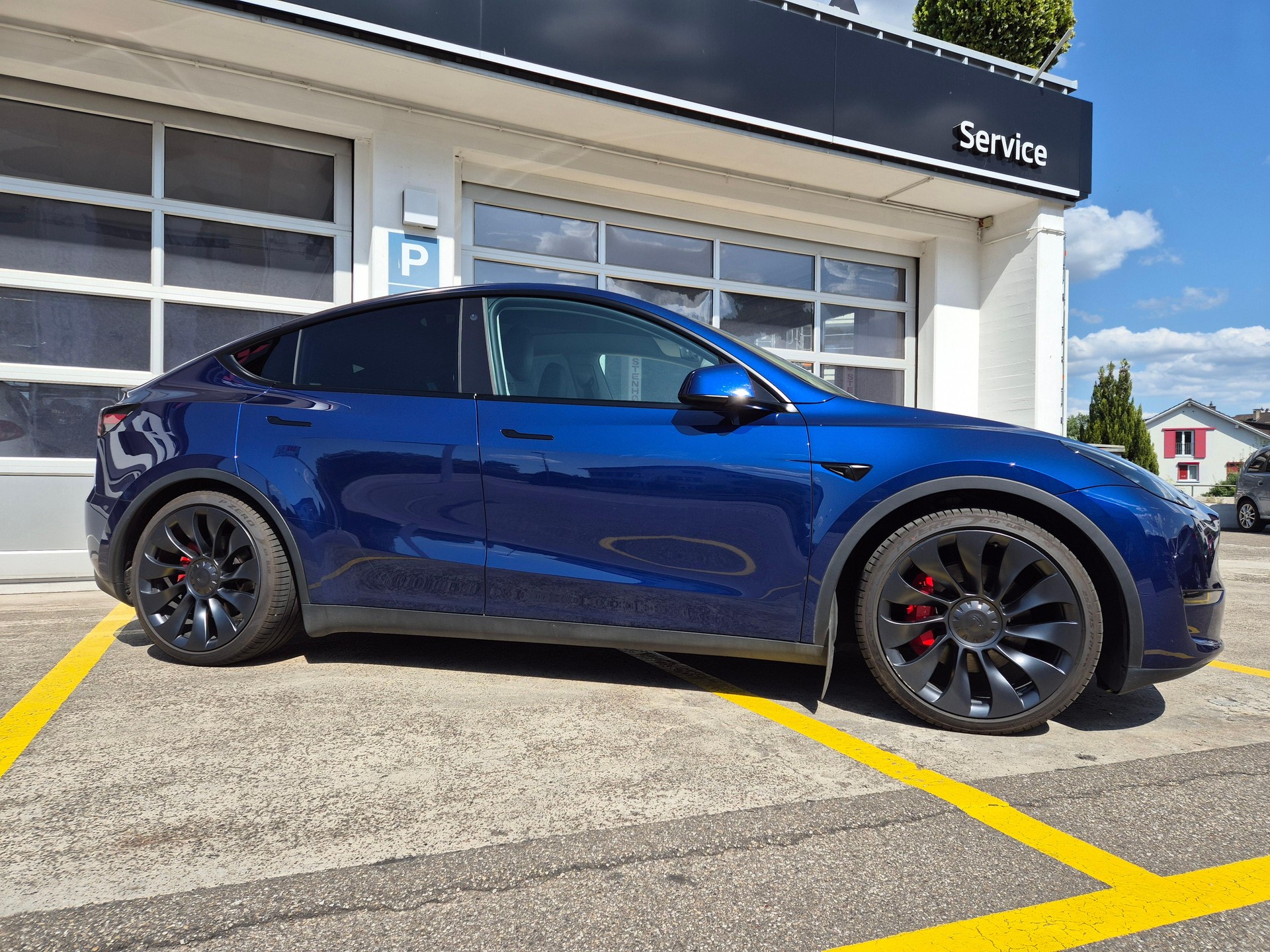 TESLA Model Y Performance D-image-0
