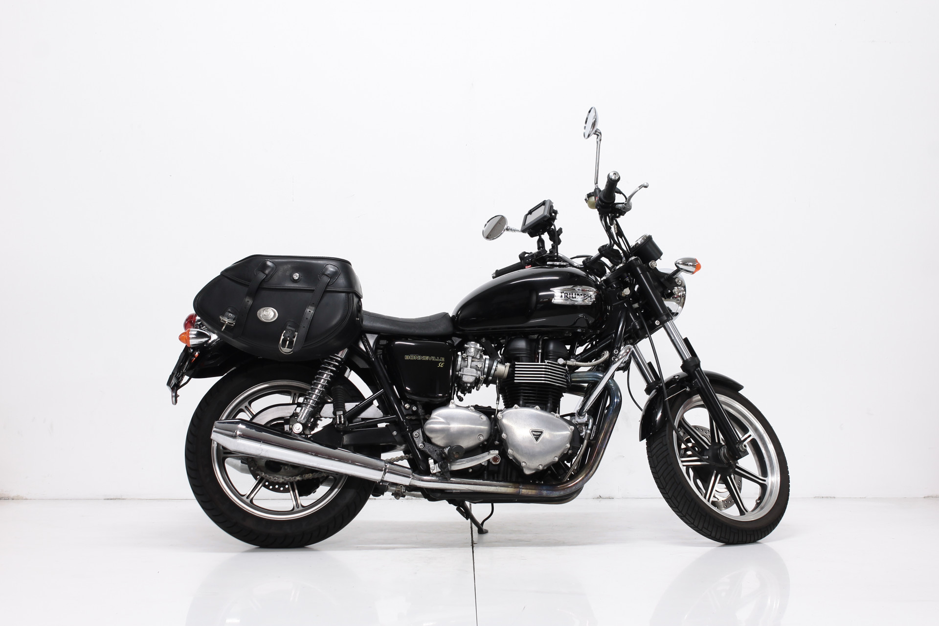 TRIUMPH Bonneville 900-showroom-element-1