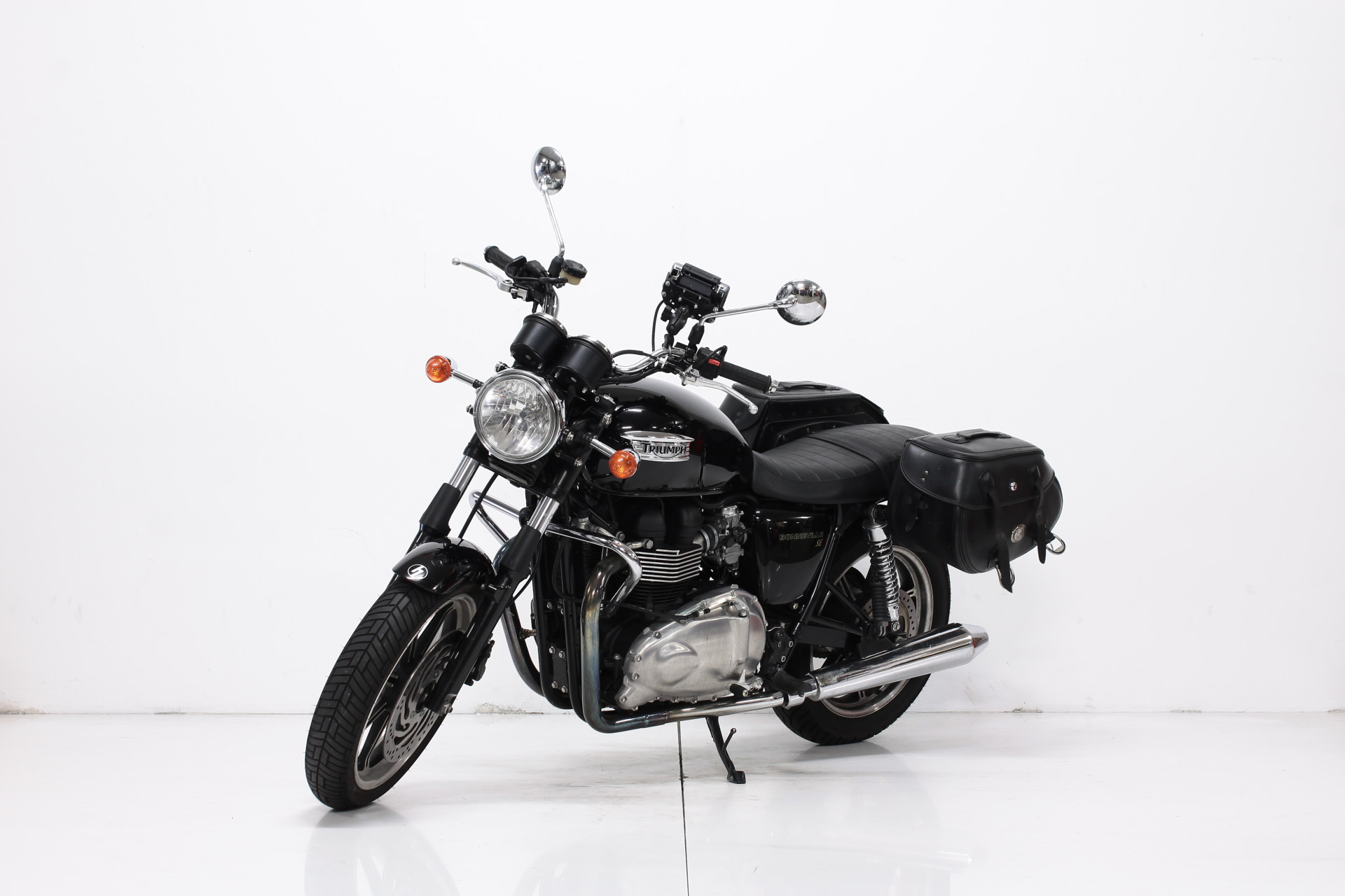 TRIUMPH Bonneville 900-showroom-element-3