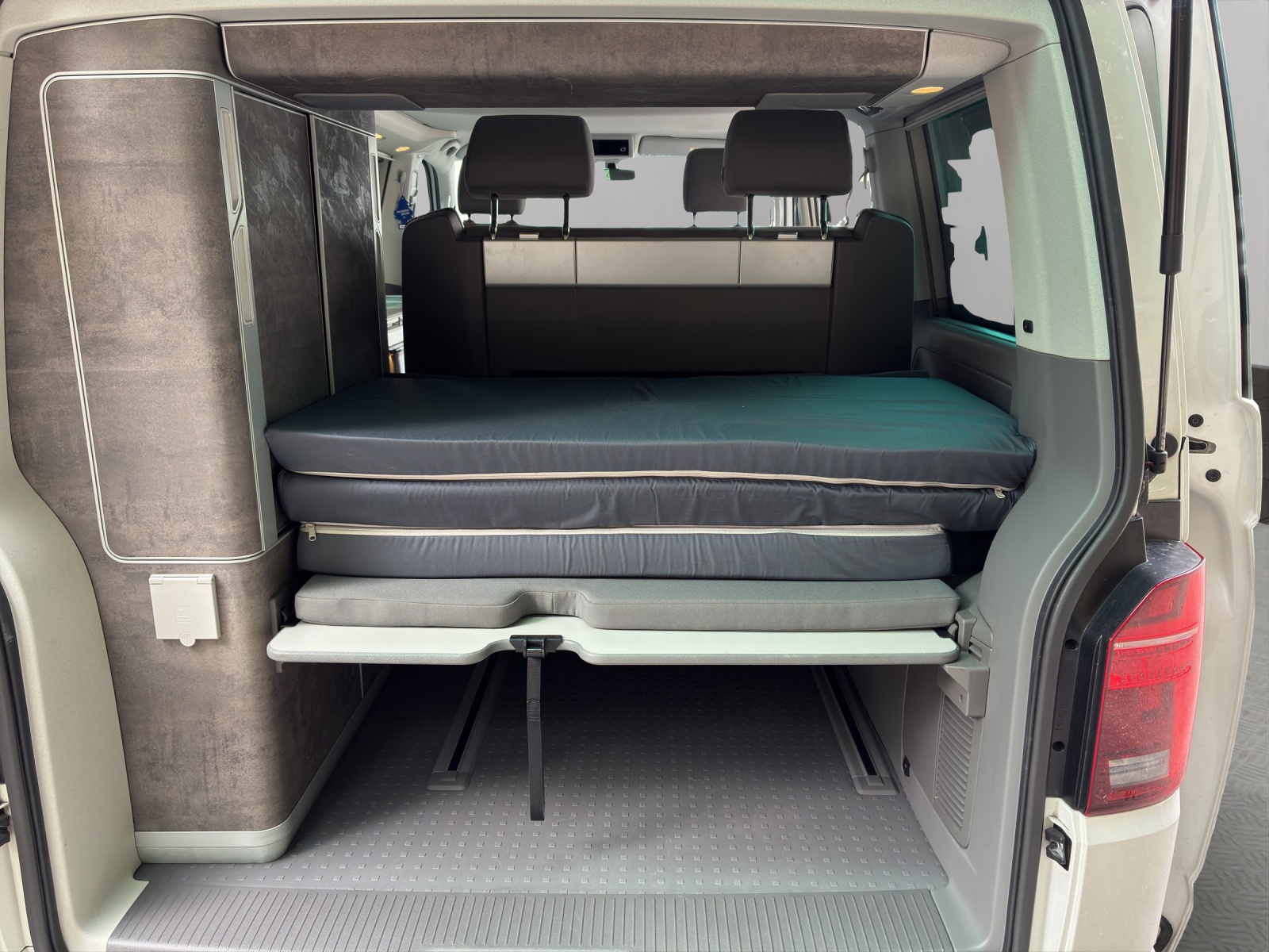 VW T6.1 California 2.0 TDI Ocean Liberty DSG-image-11
