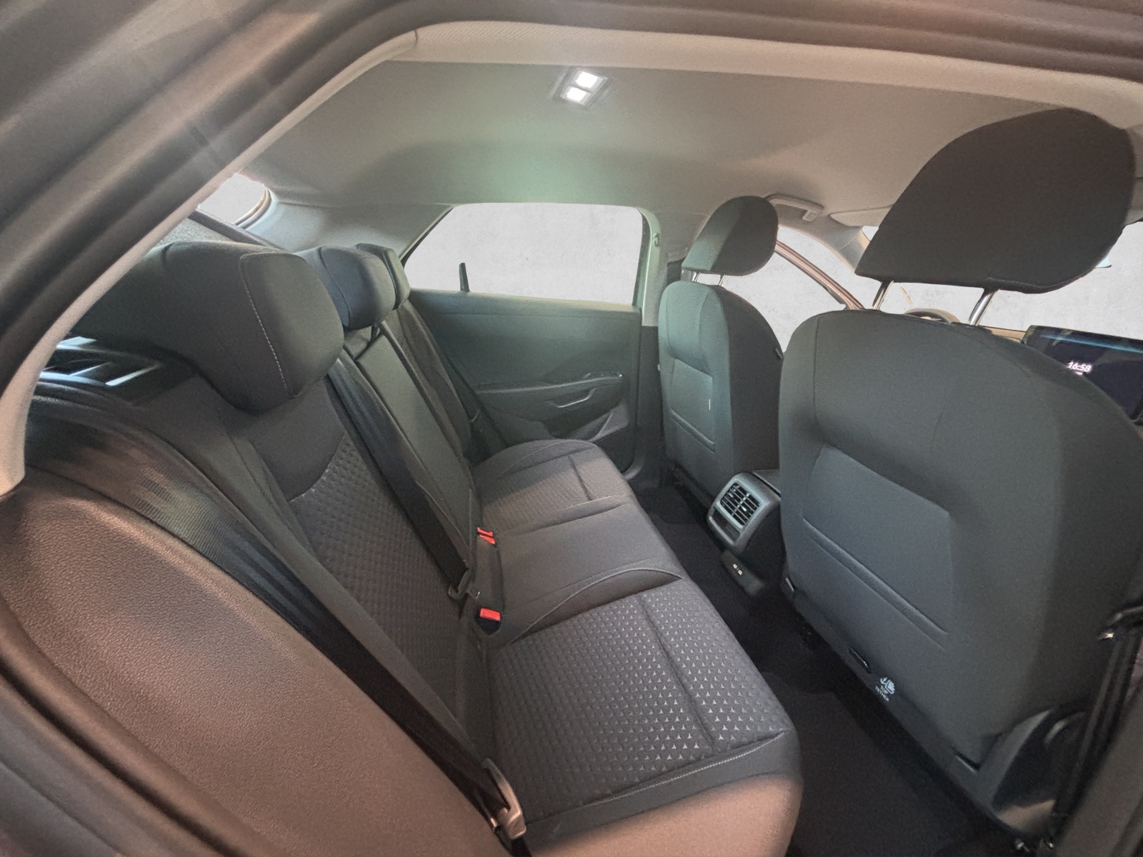 VW T-Roc 1.5 eTSI mHEV Life DSG-image-8