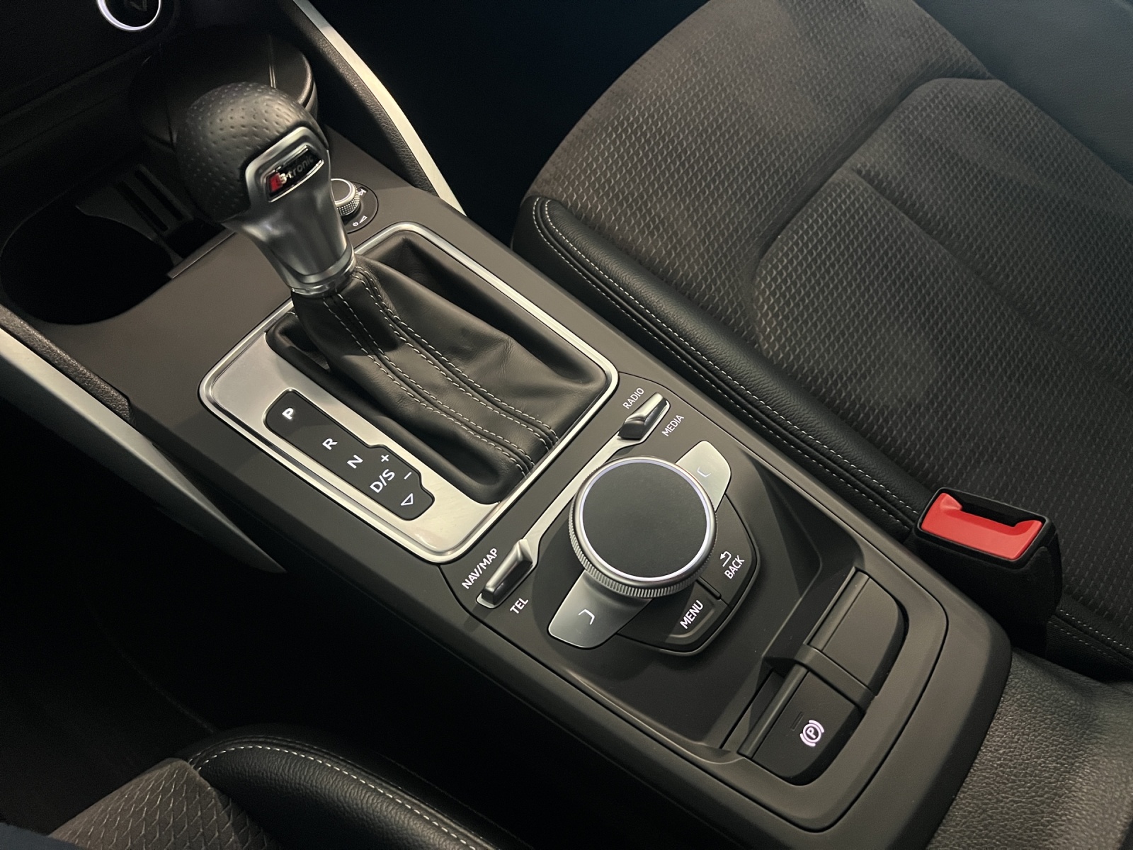 AUDI Q2 2.0 TFSI sport quattro S-tronic-image-15