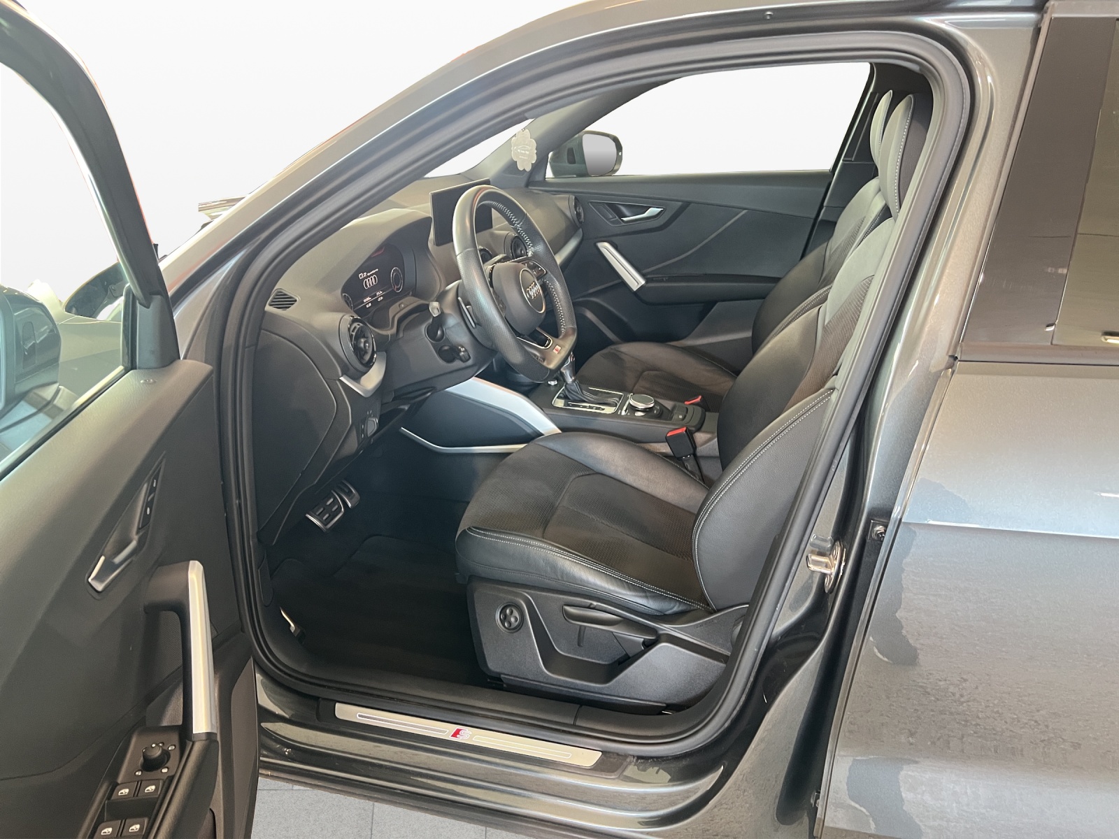 AUDI Q2 2.0 TFSI sport quattro S-tronic-image-10