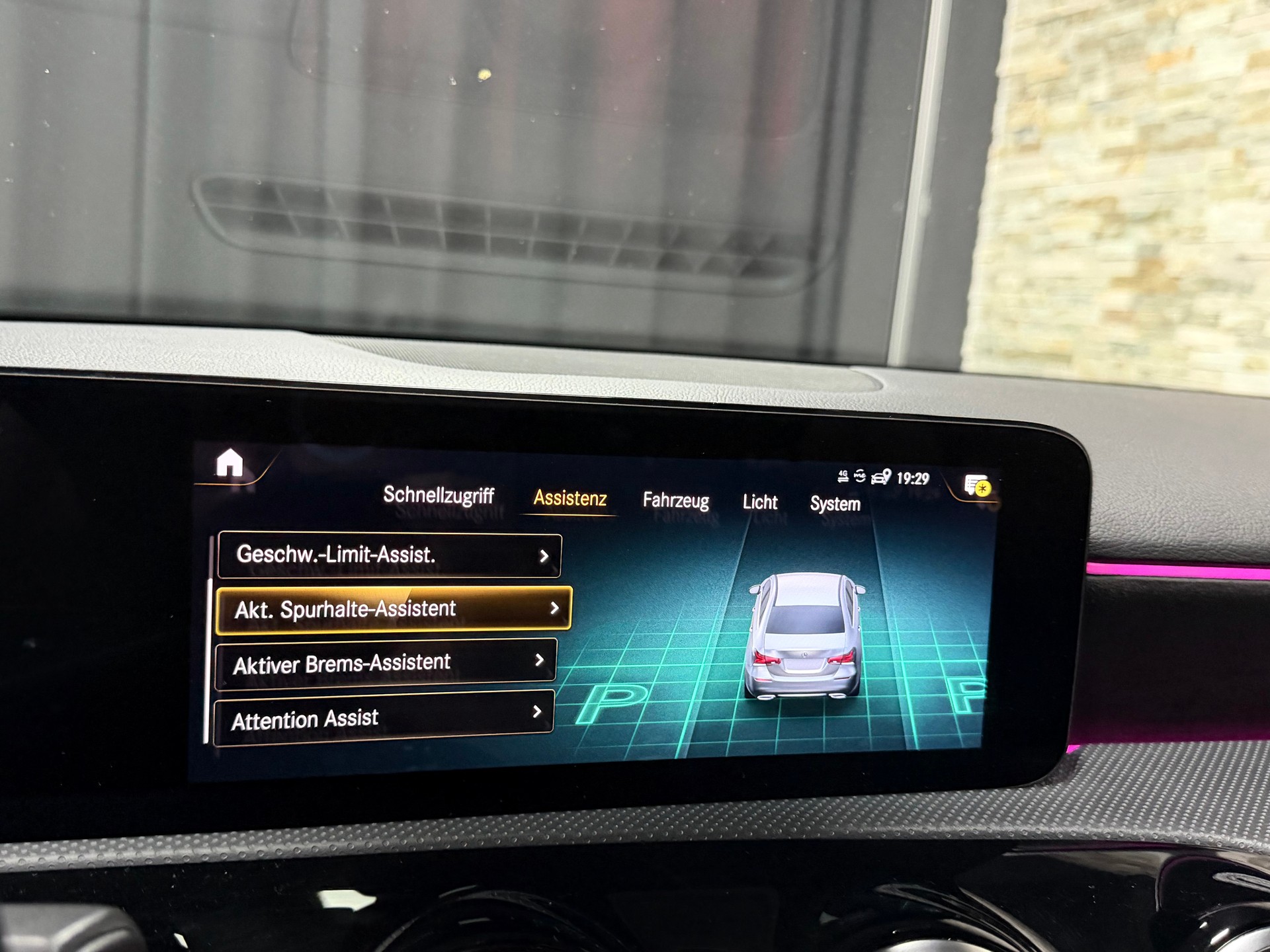MERCEDES-BENZ A 220 AMG Line 7G-DCT 4Matic-image-19