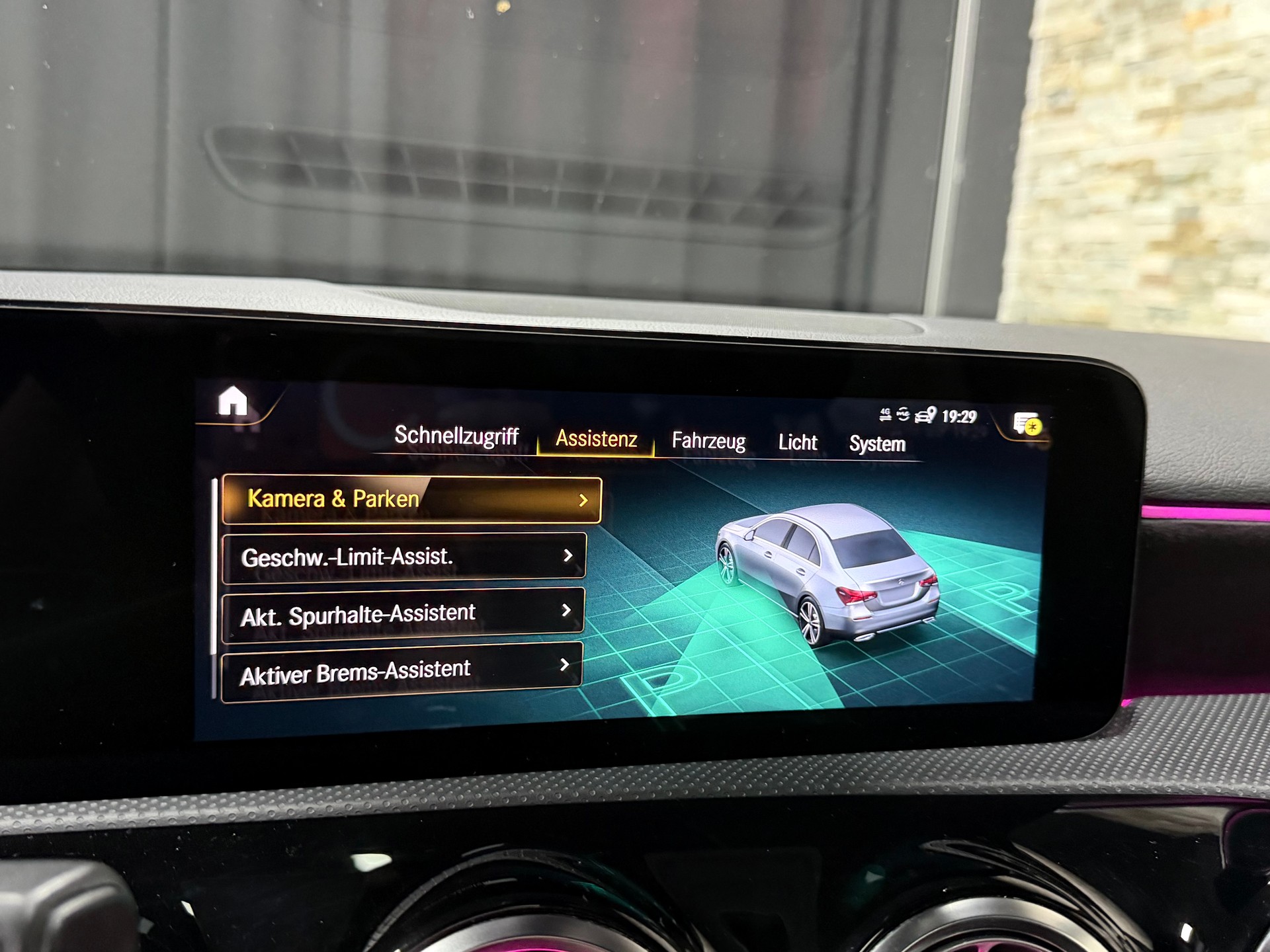 MERCEDES-BENZ A 220 AMG Line 7G-DCT 4Matic-image-18