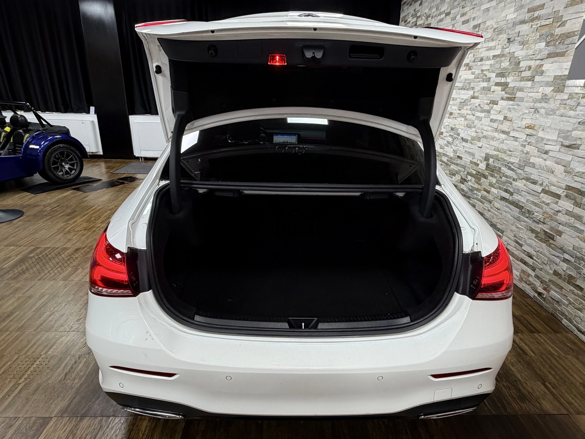 MERCEDES-BENZ A 220 AMG Line 7G-DCT 4Matic-image-22