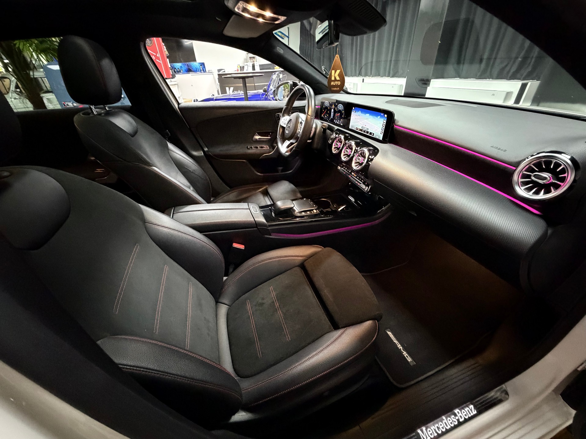 MERCEDES-BENZ A 220 AMG Line 7G-DCT 4Matic-image-23