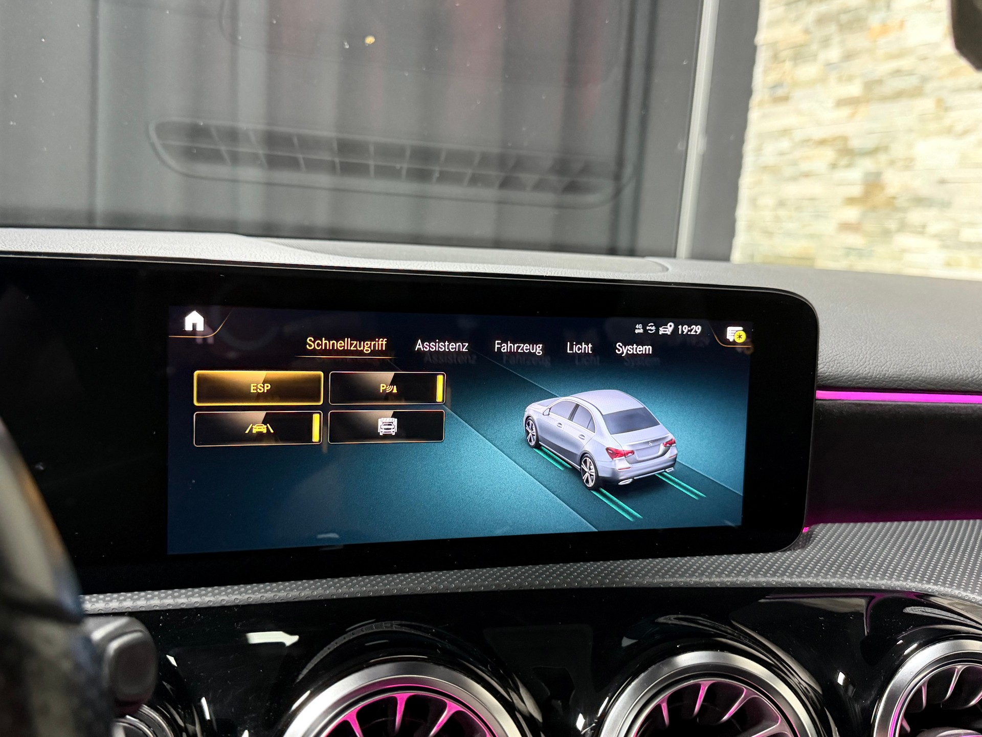 MERCEDES-BENZ A 220 AMG Line 7G-DCT 4Matic-image-17