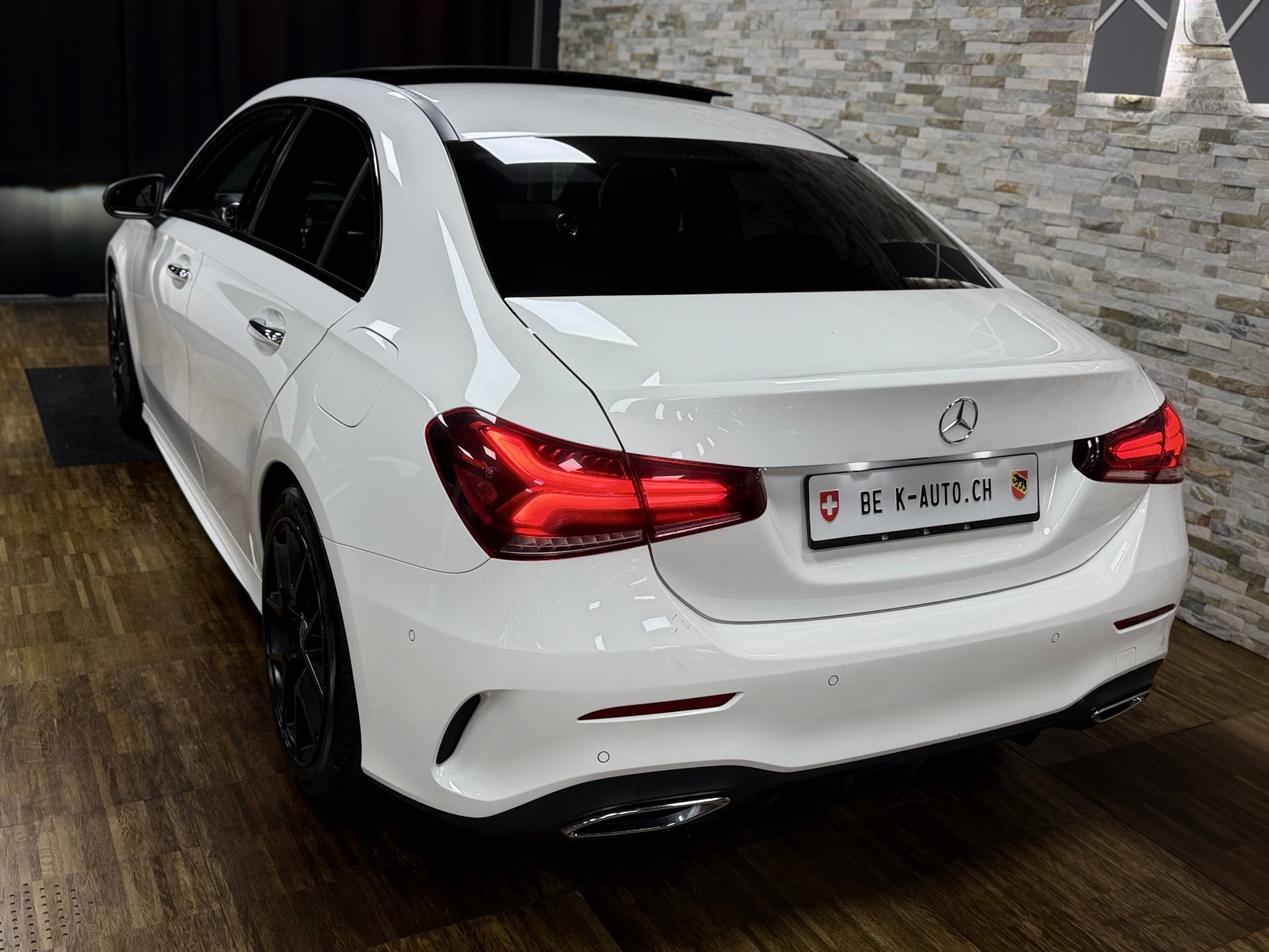 MERCEDES-BENZ A 220 AMG Line 7G-DCT 4Matic-image-2