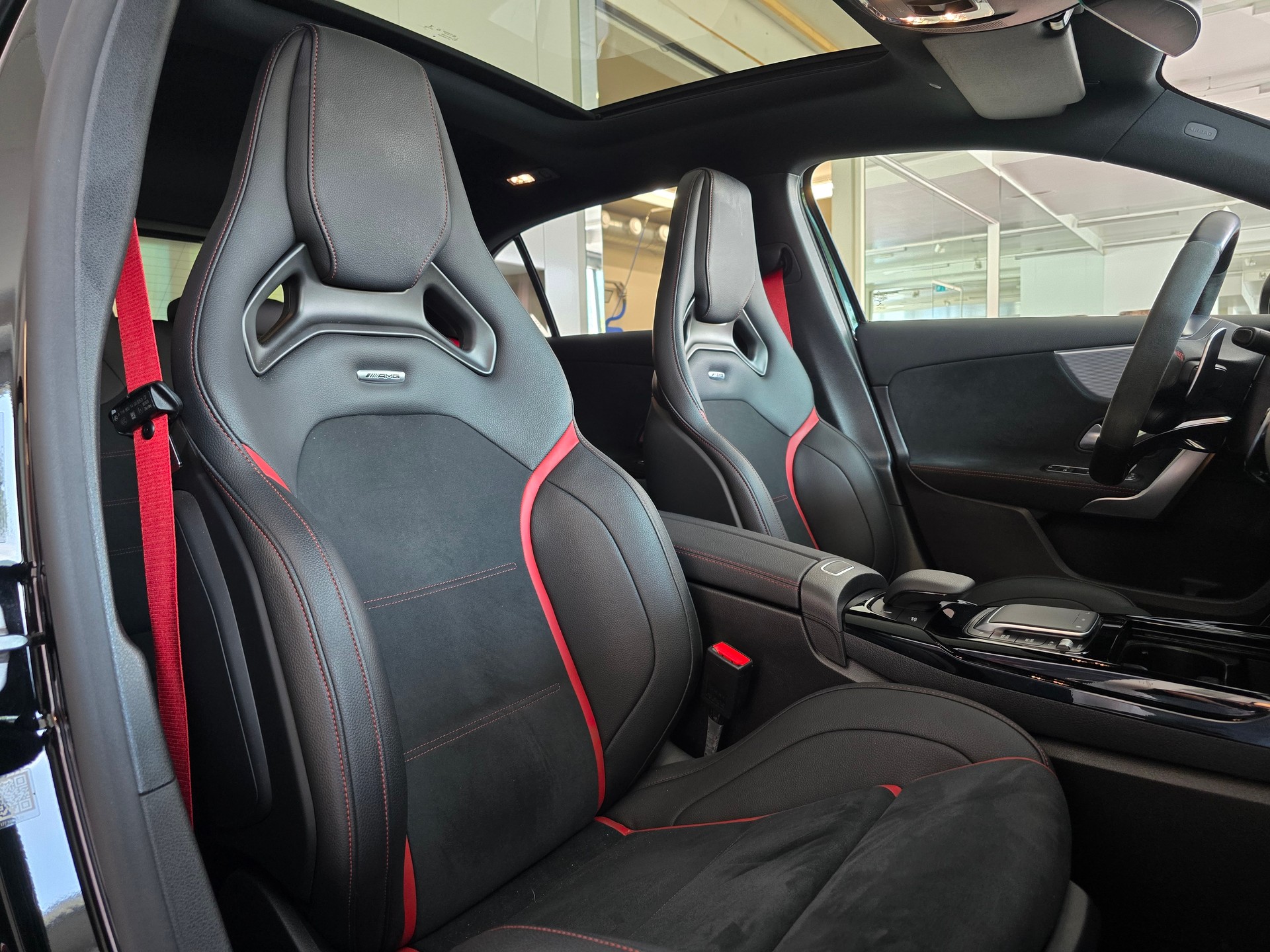 MERCEDES-BENZ A 45 S AMG 4Matic+ Speedshift-image-13