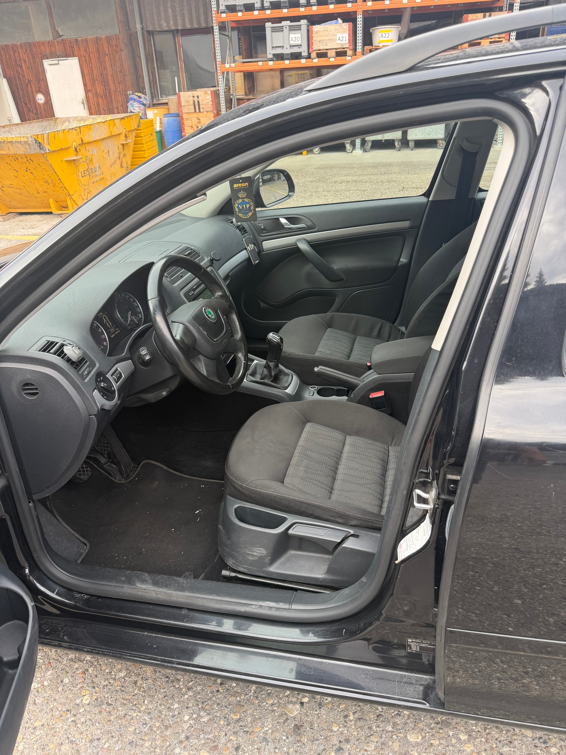 SKODA Octavia Combi 1.6 TDI Swiss Adventure 4x4-image-8