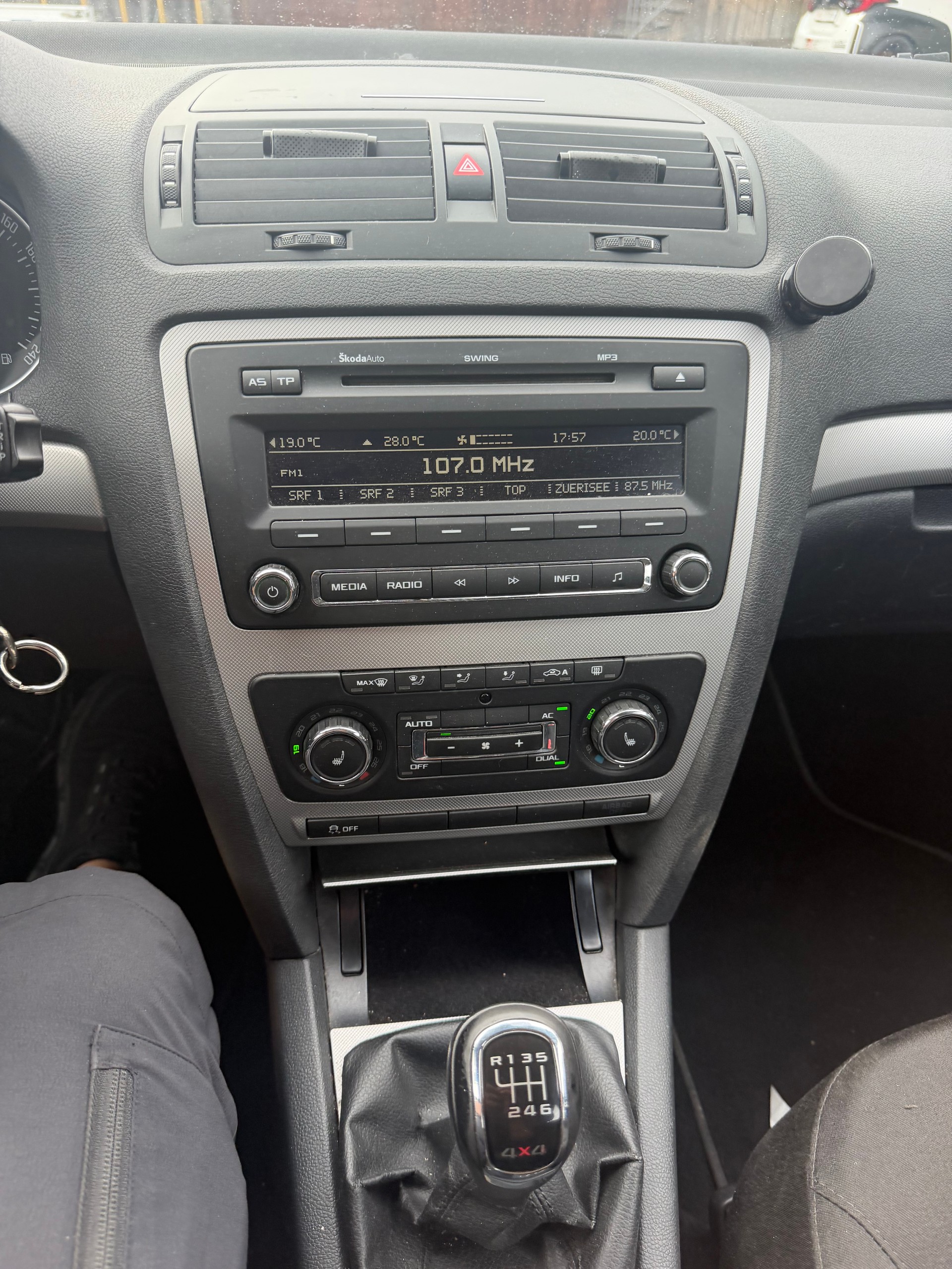 SKODA Octavia Combi 1.6 TDI Swiss Adventure 4x4-image-7