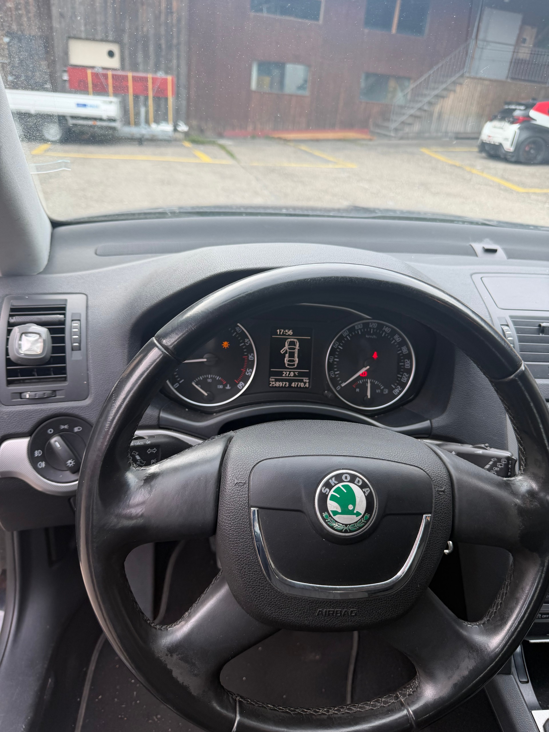SKODA Octavia Combi 1.6 TDI Swiss Adventure 4x4-image-9