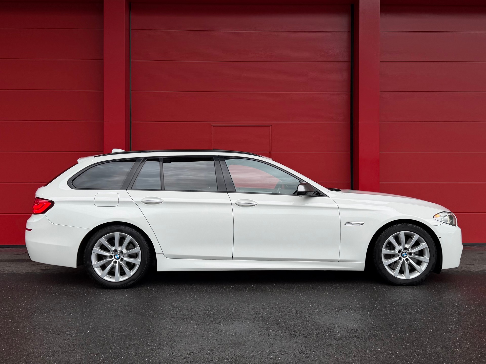 BMW M550d xDrive Touring Steptronic *CH-Fahrzeug*-image-2