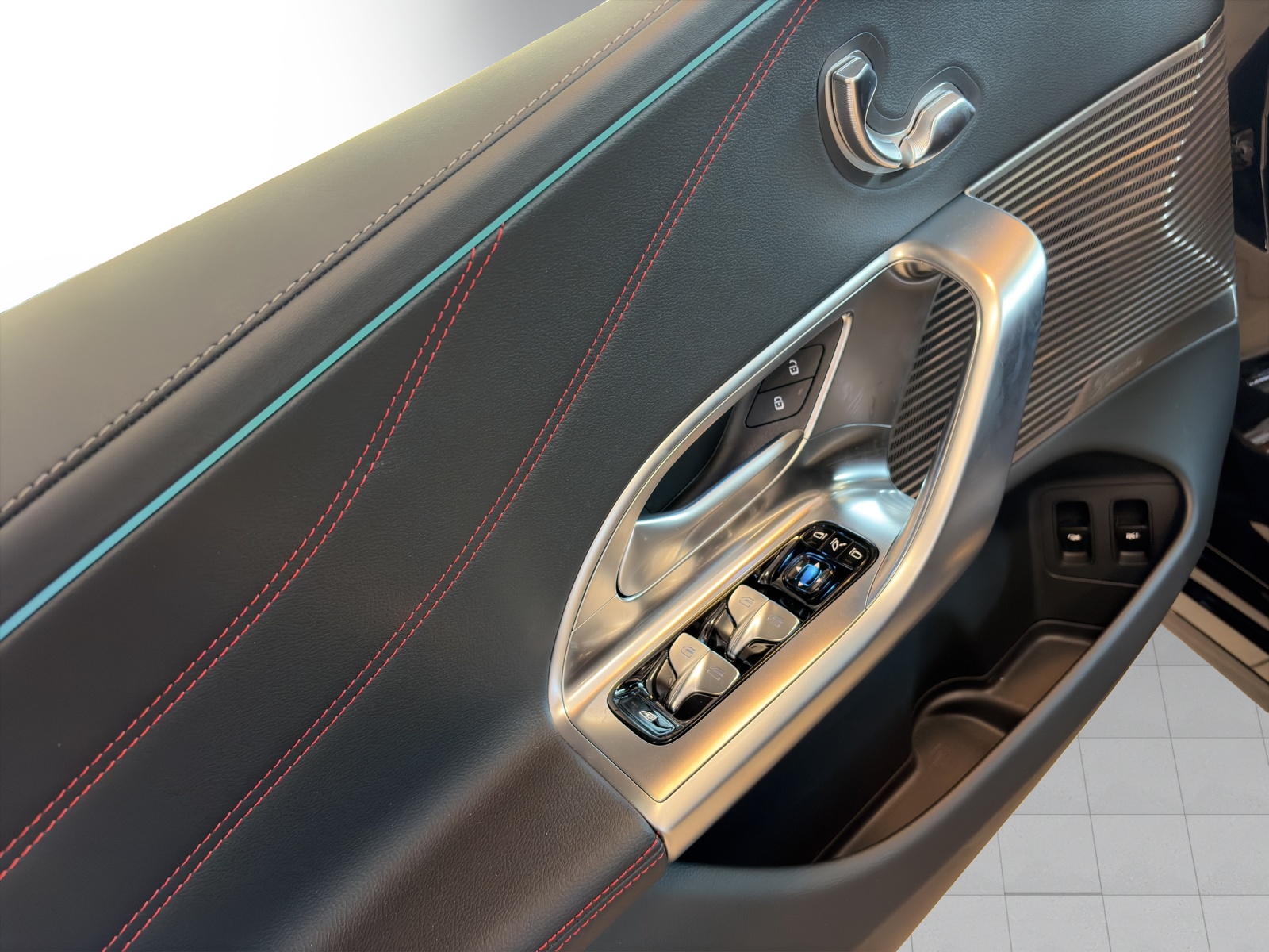 MERCEDES-BENZ C 400 EQ-image-7
