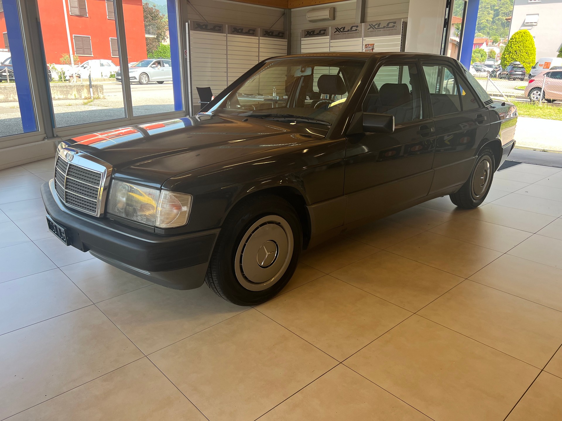 MERCEDES-BENZ 190 E 1.8-image-1