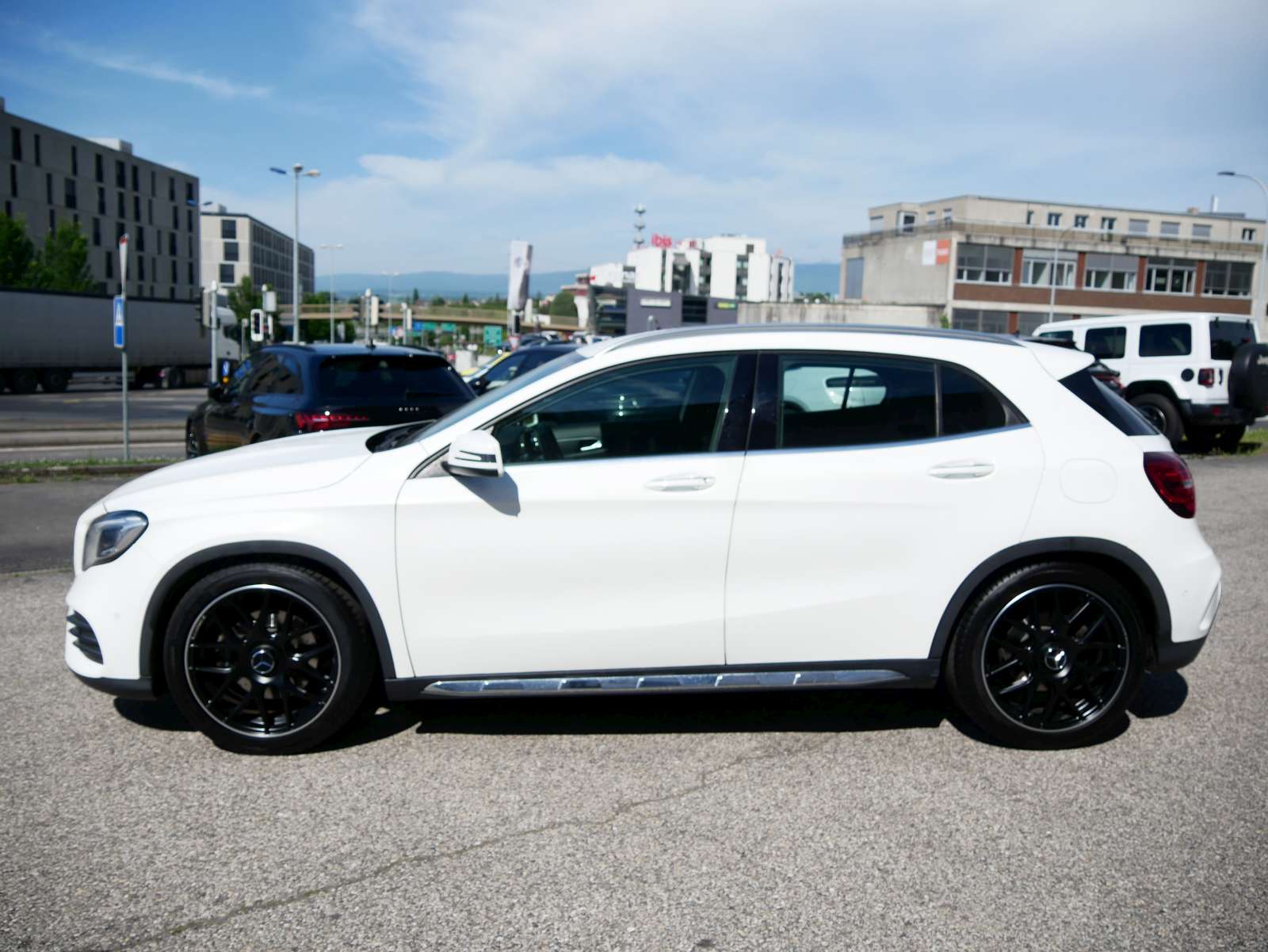 MERCEDES-BENZ GLA 220 AMG Line 4Matic 7G-DCT-image-1