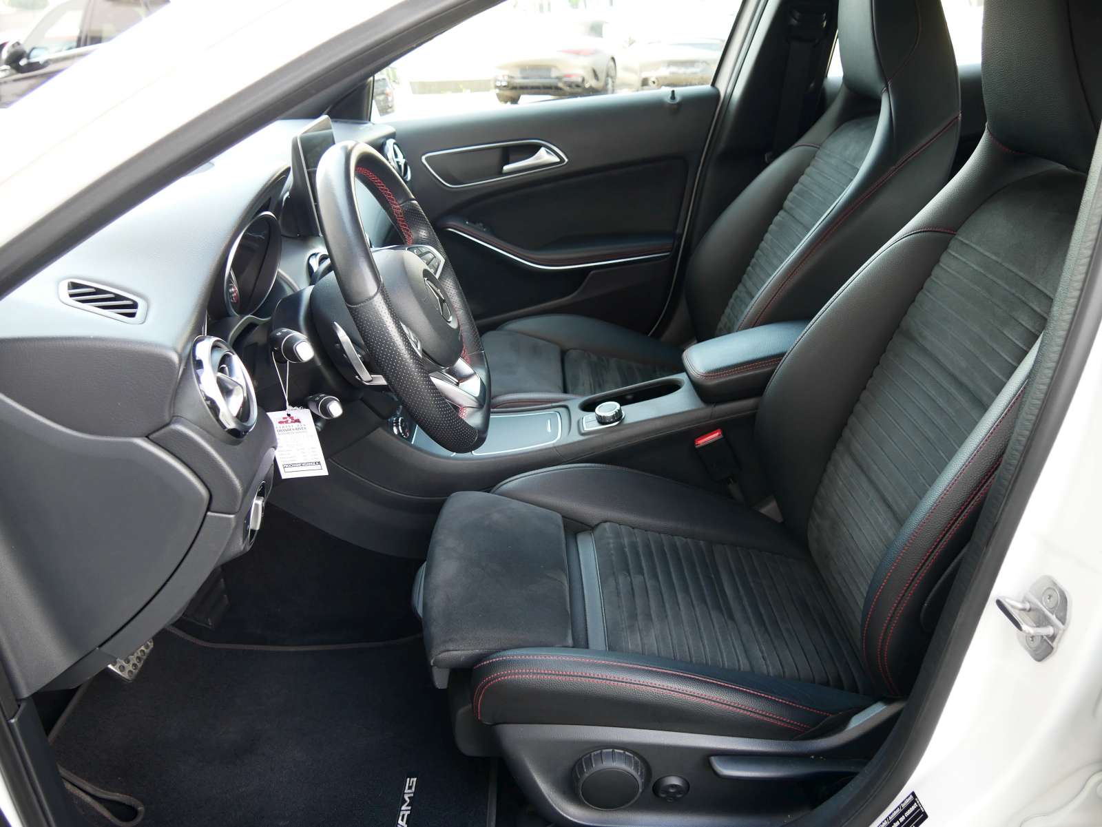 MERCEDES-BENZ GLA 220 AMG Line 4Matic 7G-DCT-image-6