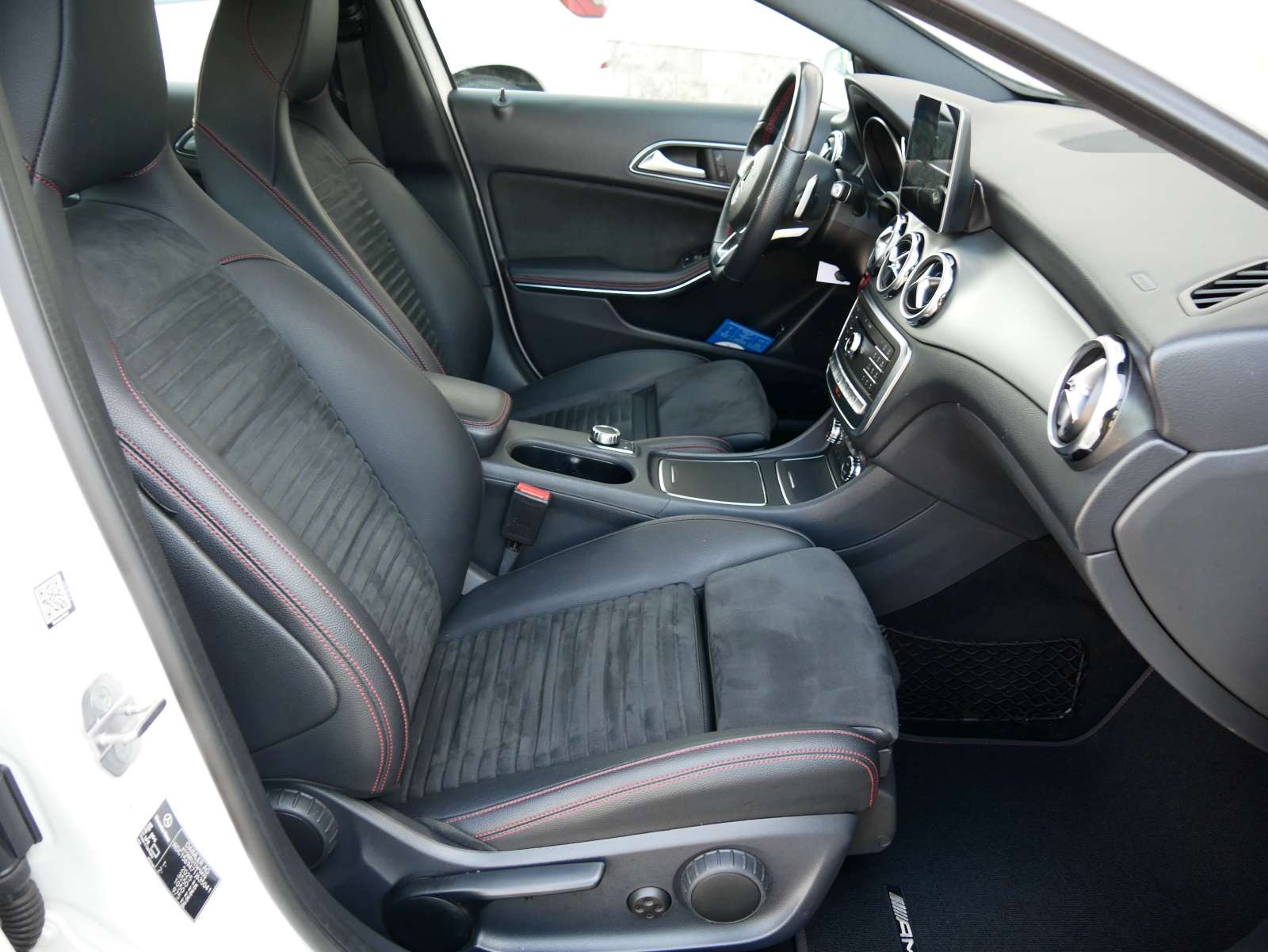 MERCEDES-BENZ GLA 220 AMG Line 4Matic 7G-DCT-image-11