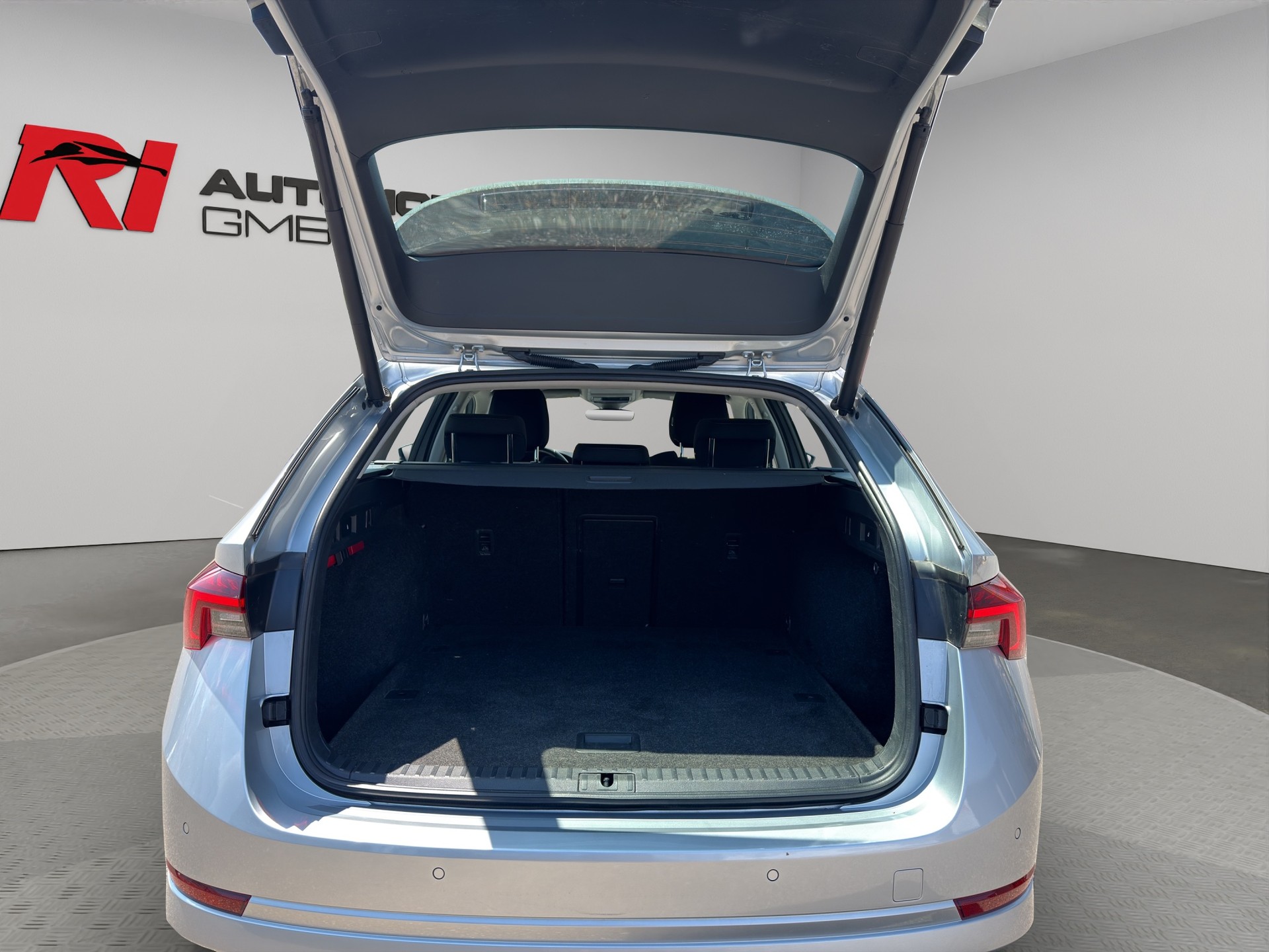 SKODA Octavia Combi 2.0 TDI DSG Style 4x4-image-7