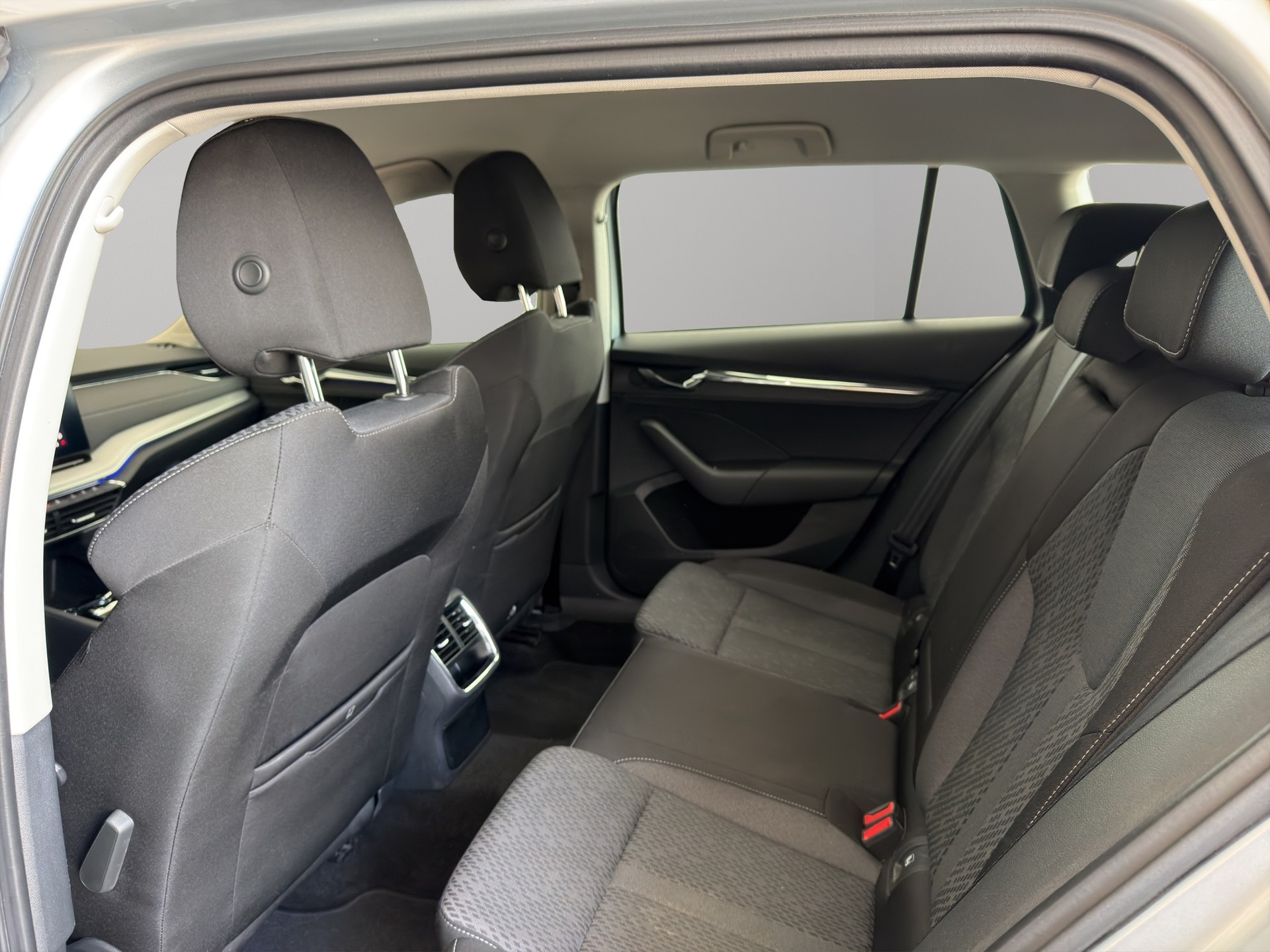 SKODA Octavia Combi 2.0 TDI DSG Style 4x4-image-12