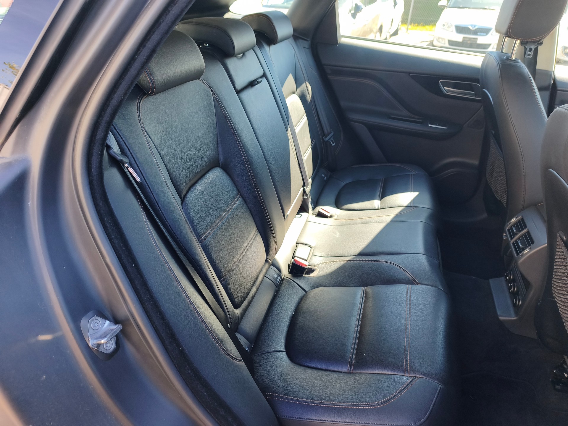JAGUAR 2.0 D AWD Automatik-image-12