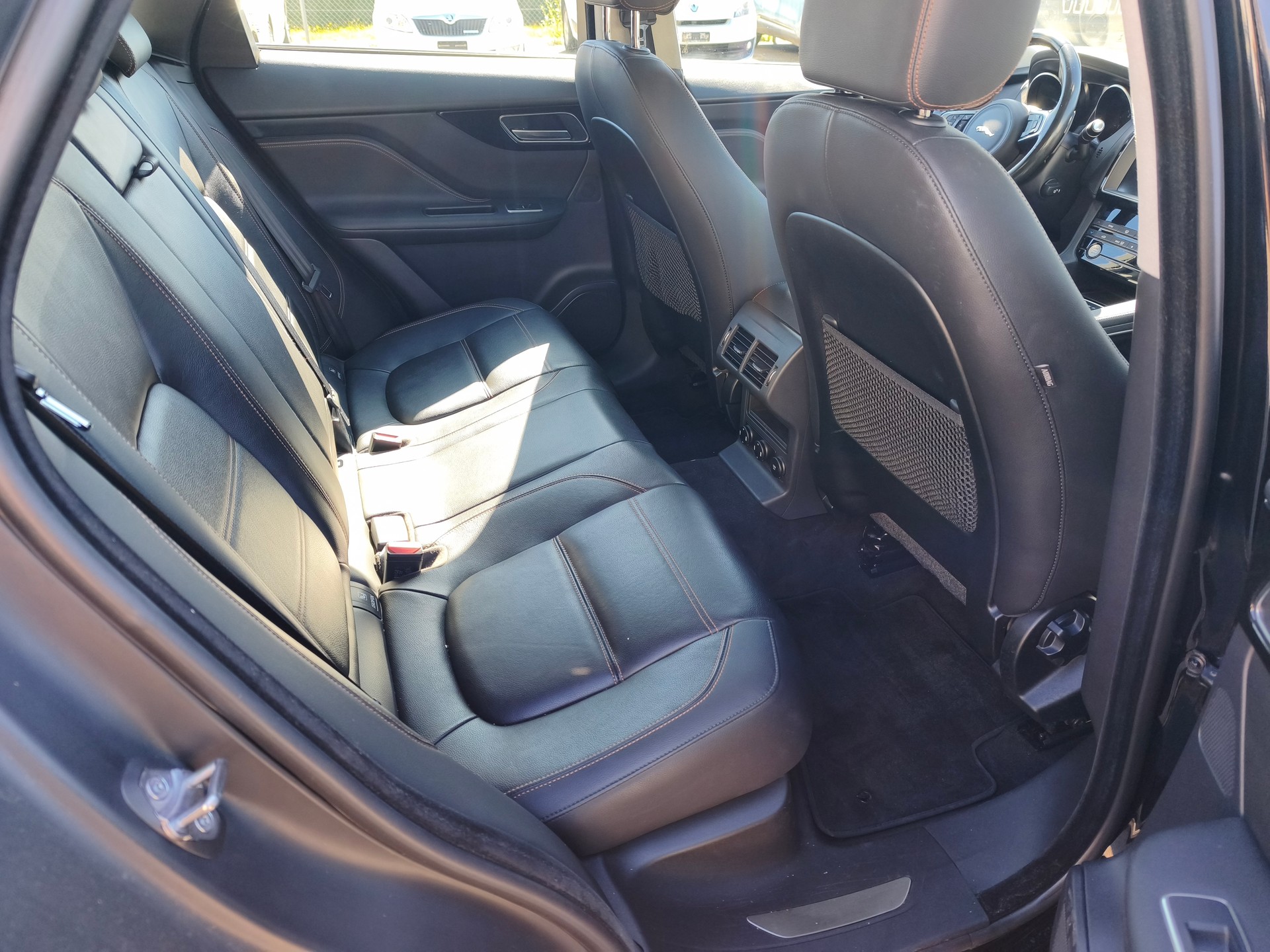 JAGUAR 2.0 D AWD Automatik-image-11
