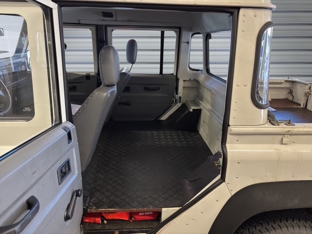 LAND ROVER Defender 110 2.5Td5-image-10