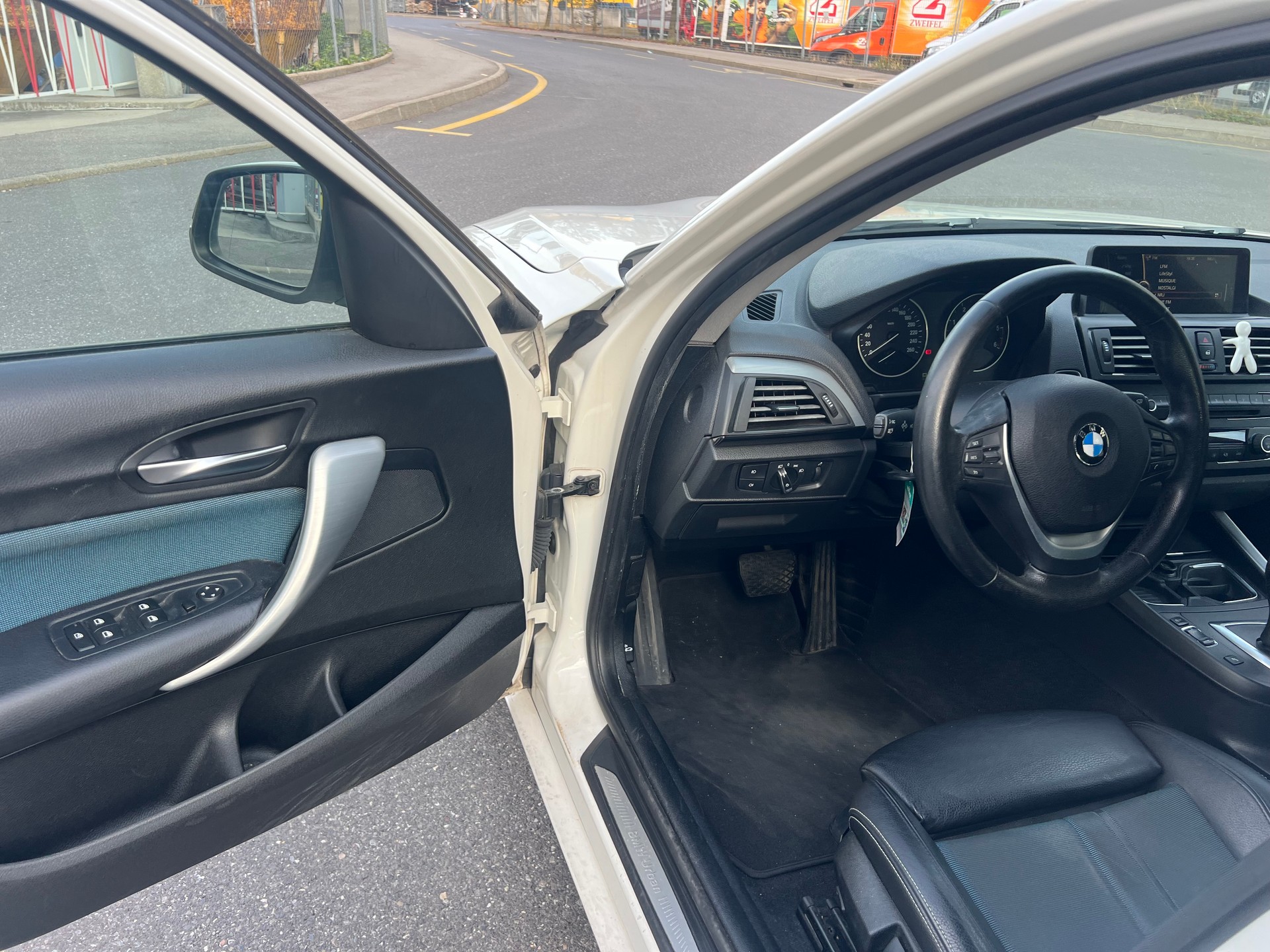 BMW 120d Urban Line Steptronic-image-8