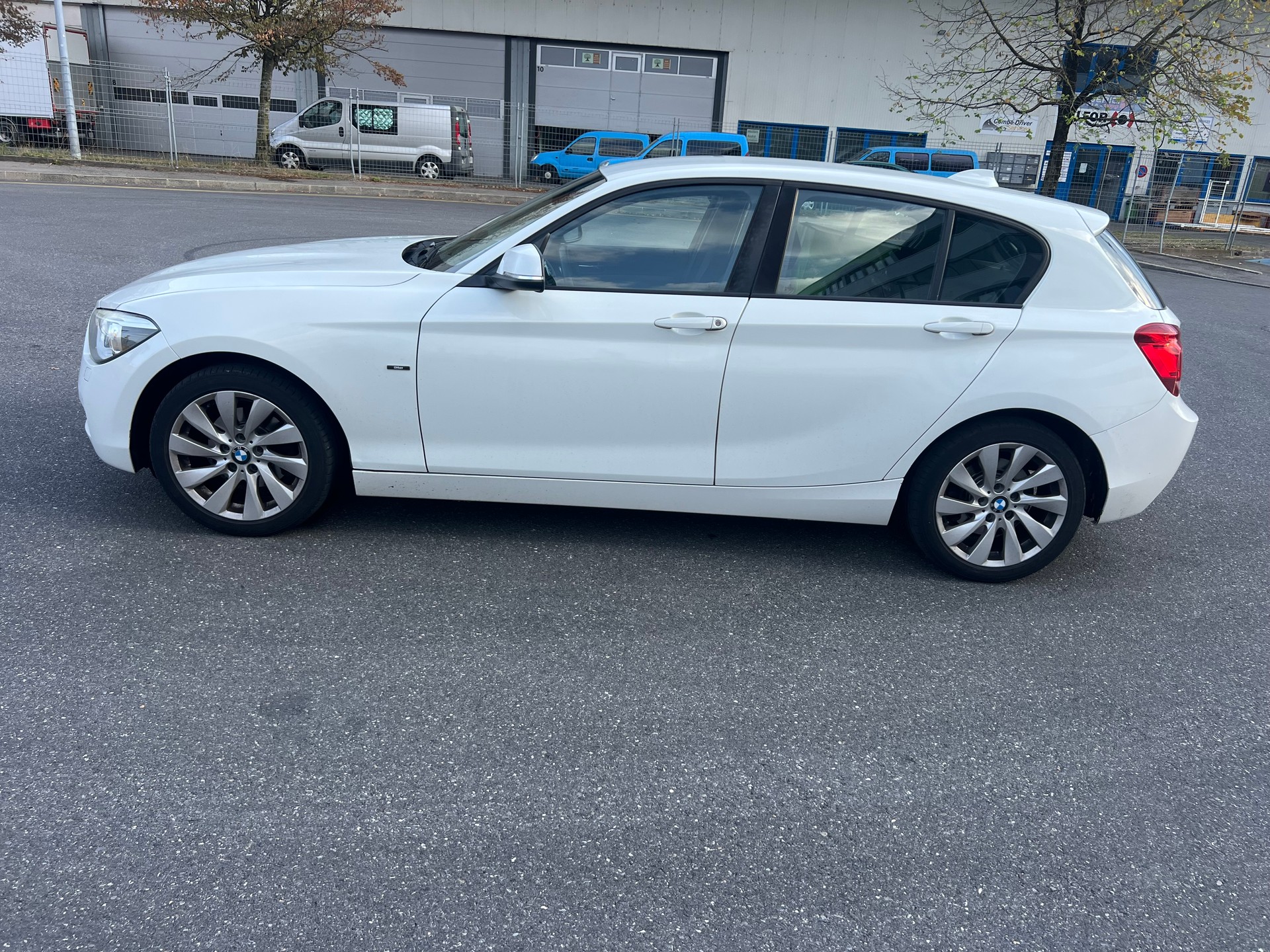 BMW 120d Urban Line Steptronic-image-2