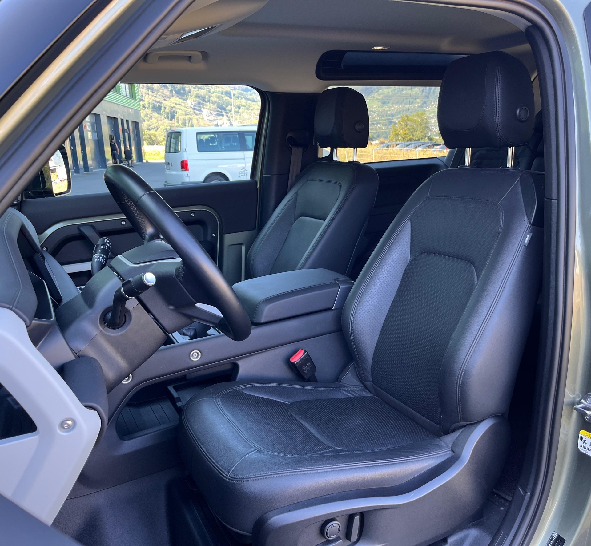 LAND ROVER Defender 90 3.0D I6 200 SE AT8-image-6