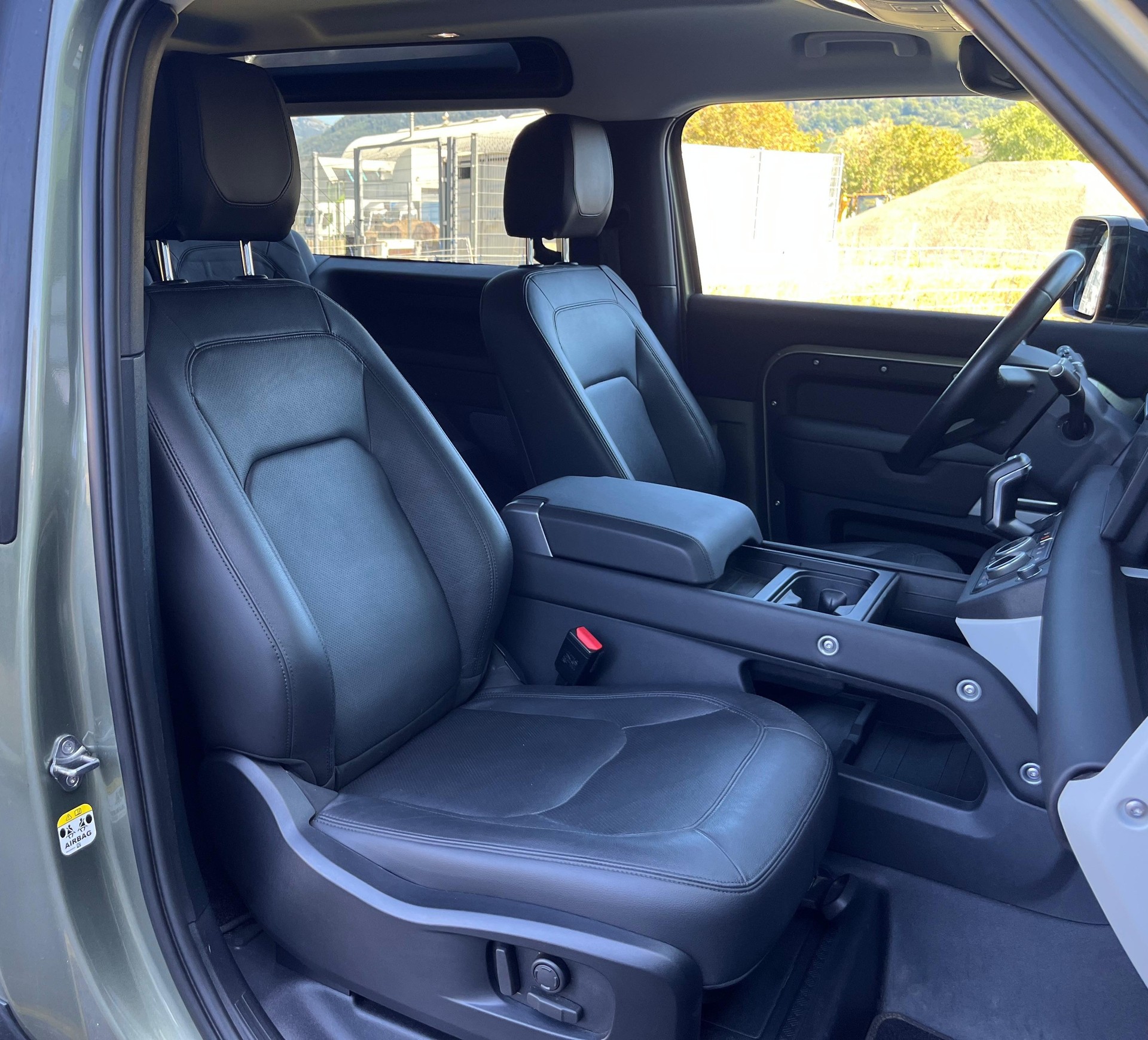 LAND ROVER Defender 90 3.0D I6 200 SE AT8-image-8