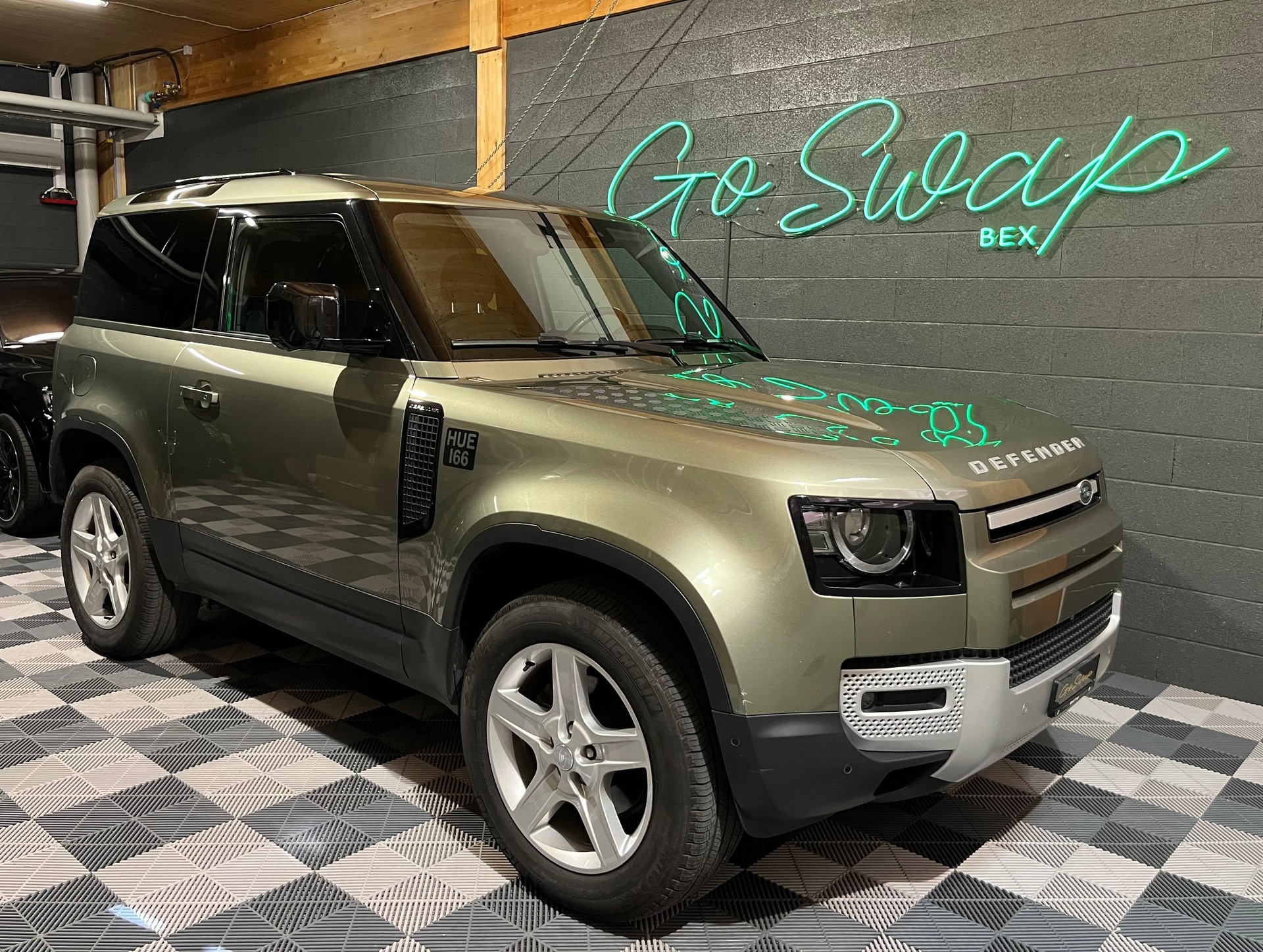 LAND ROVER Defender 90 3.0D I6 200 SE AT8-image-0