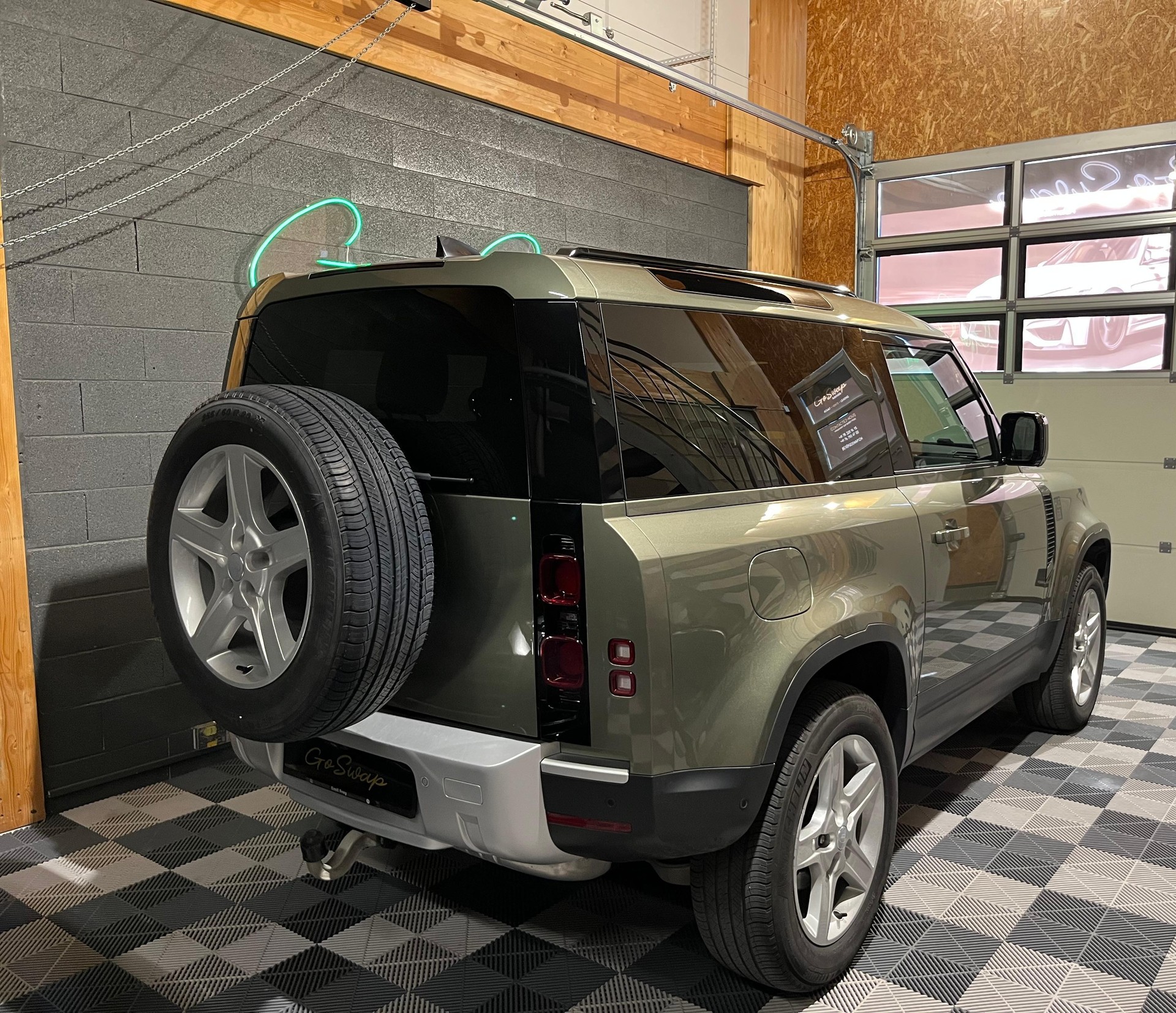LAND ROVER Defender 90 3.0D I6 200 SE AT8-image-2
