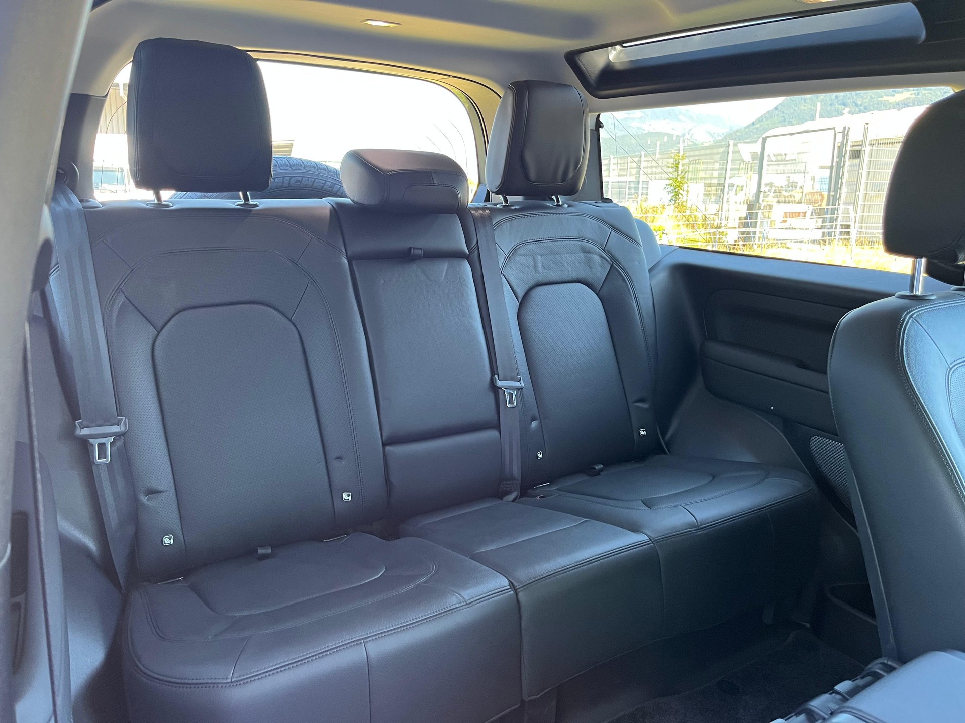 LAND ROVER Defender 90 3.0D I6 200 SE AT8-image-9
