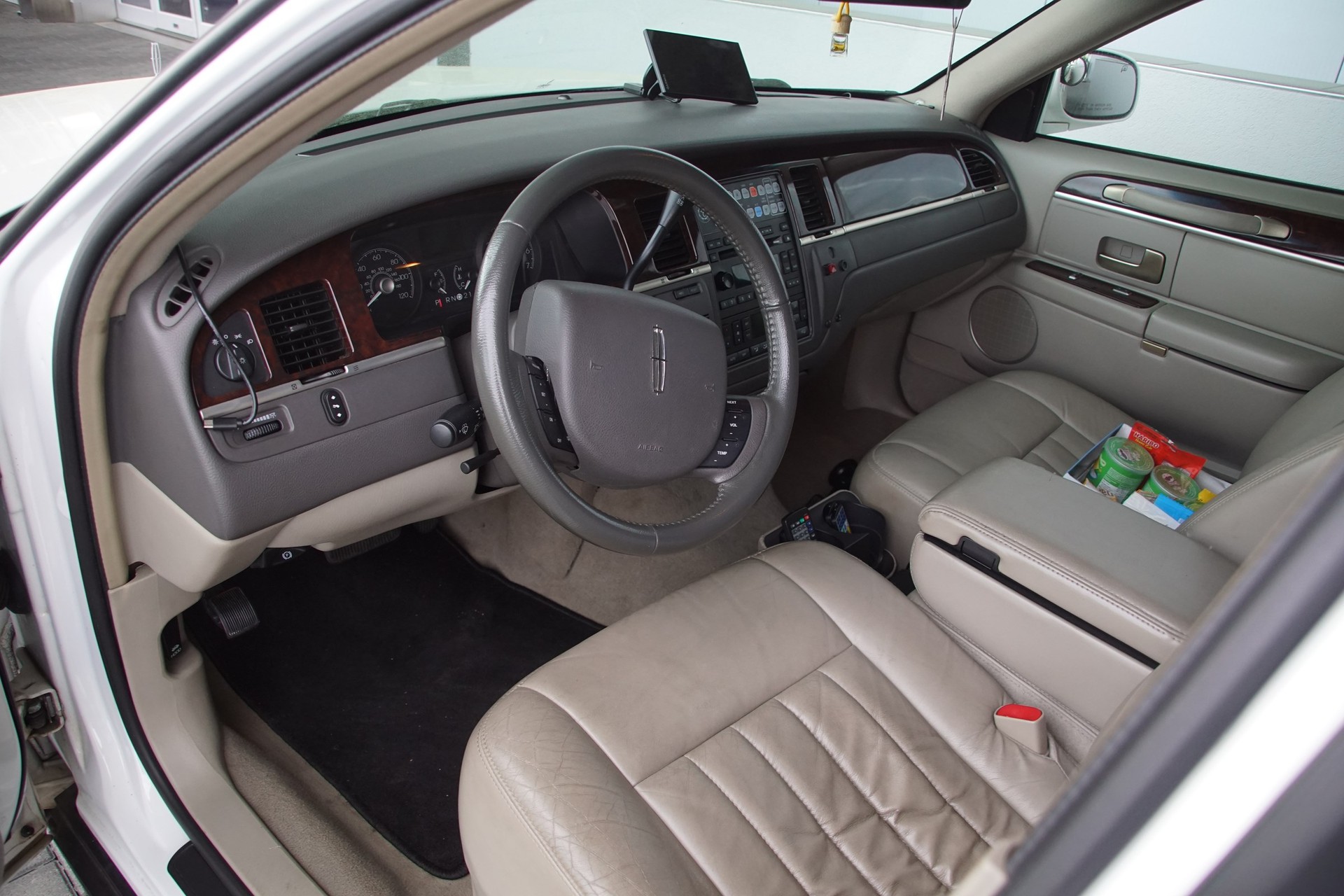 LINCOLN Town Car Stretchlimousine-showroom-element-2