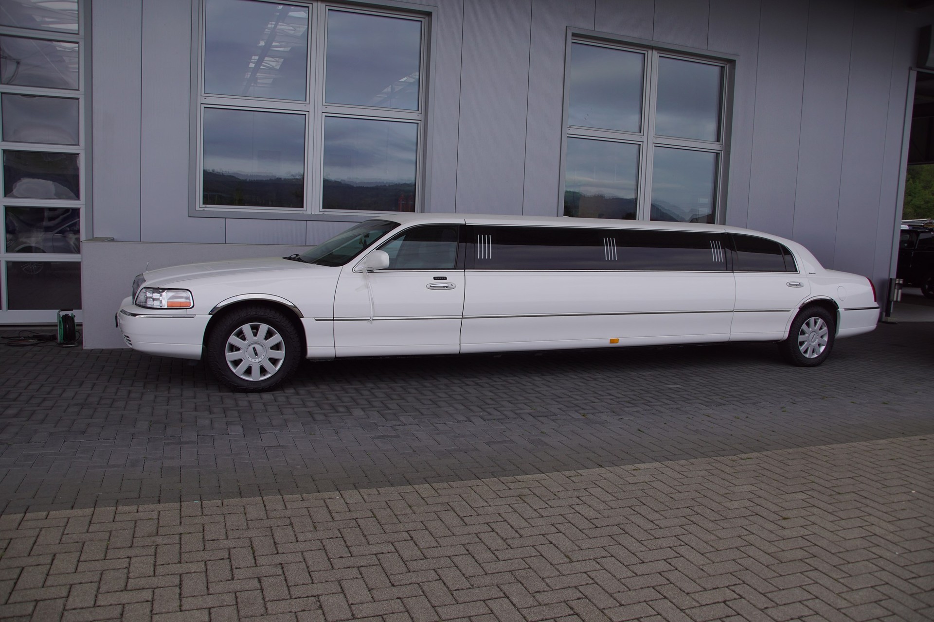 LINCOLN Town Car Stretchlimousine-showroom-element-1