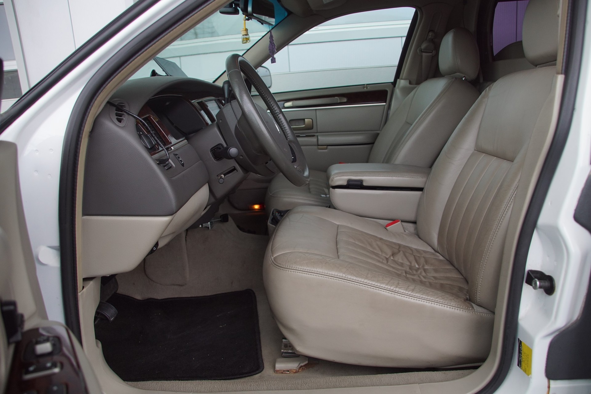 LINCOLN Town Car Stretchlimousine-showroom-element-3