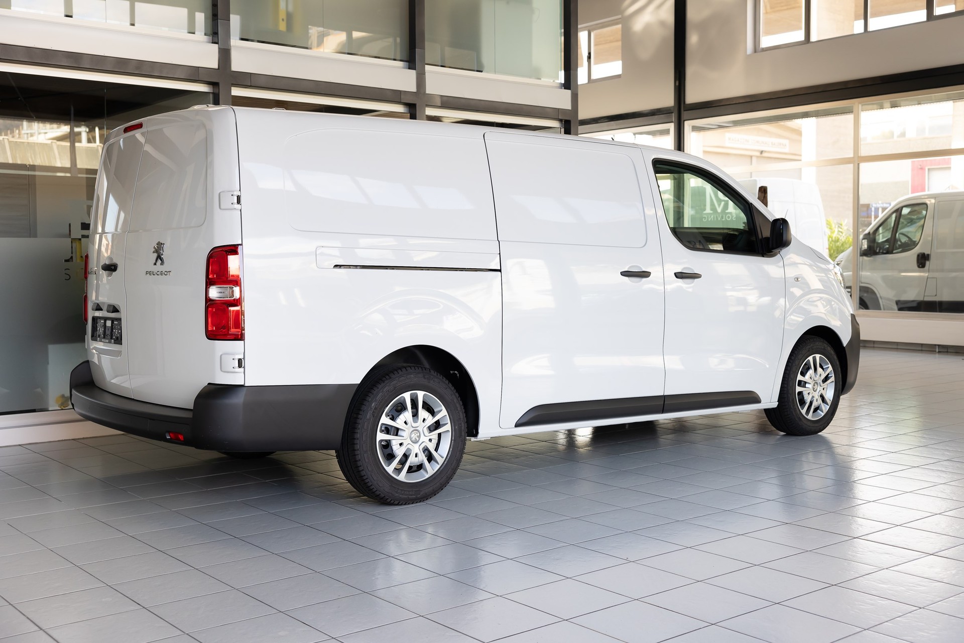PEUGEOT E-Expert 75 KWh Standard-image-3