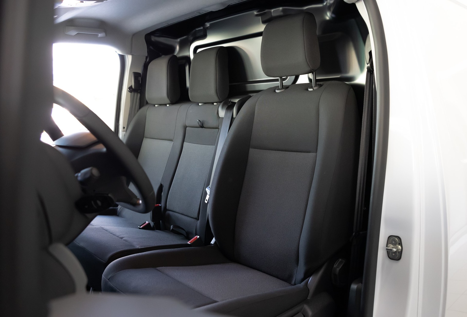 PEUGEOT E-Expert 75 KWh Standard-image-9