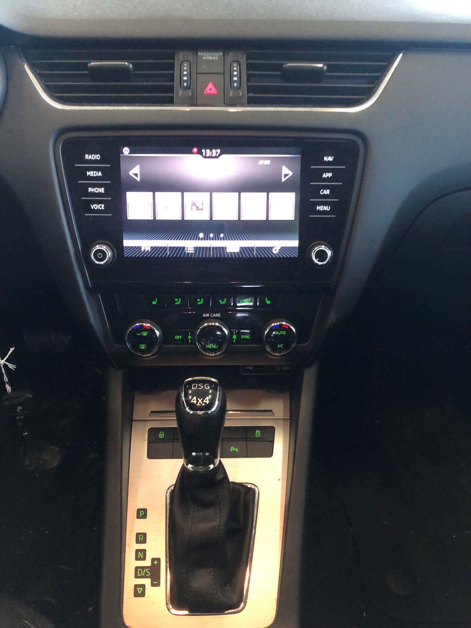 SKODA Octavia Combi 1.8 TSI Ambition 4x4 DSG-image-8