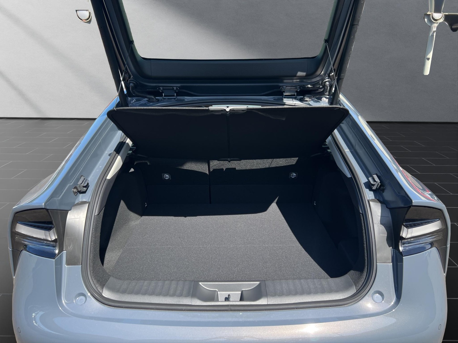 TOYOTA Prius 2.0 Plug-In-Hybrid Style-image-10