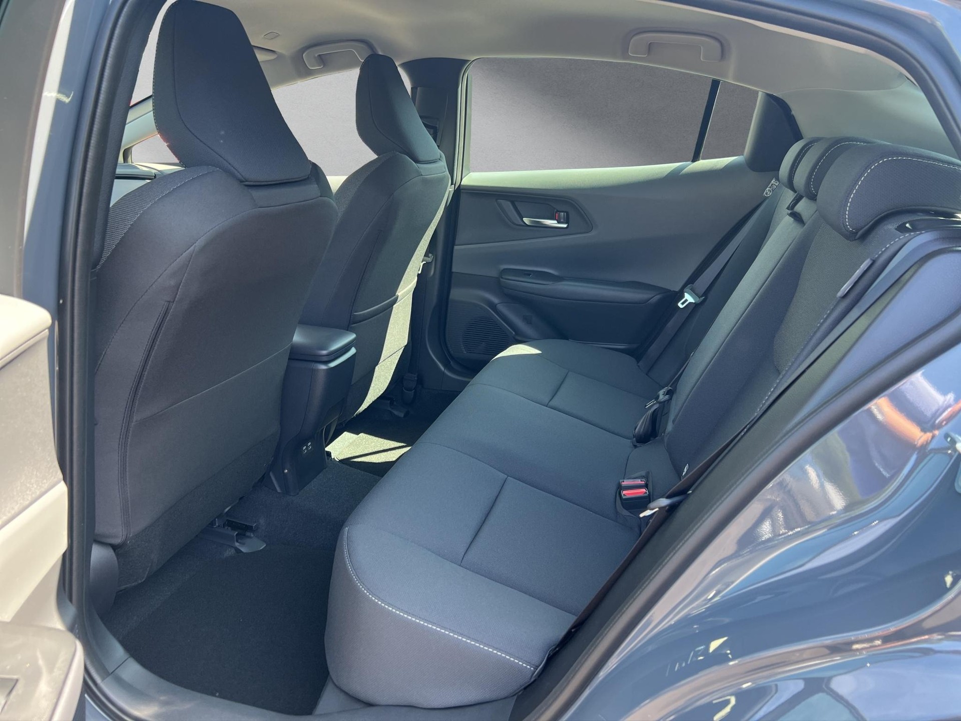 TOYOTA Prius 2.0 Plug-In-Hybrid Style-image-9
