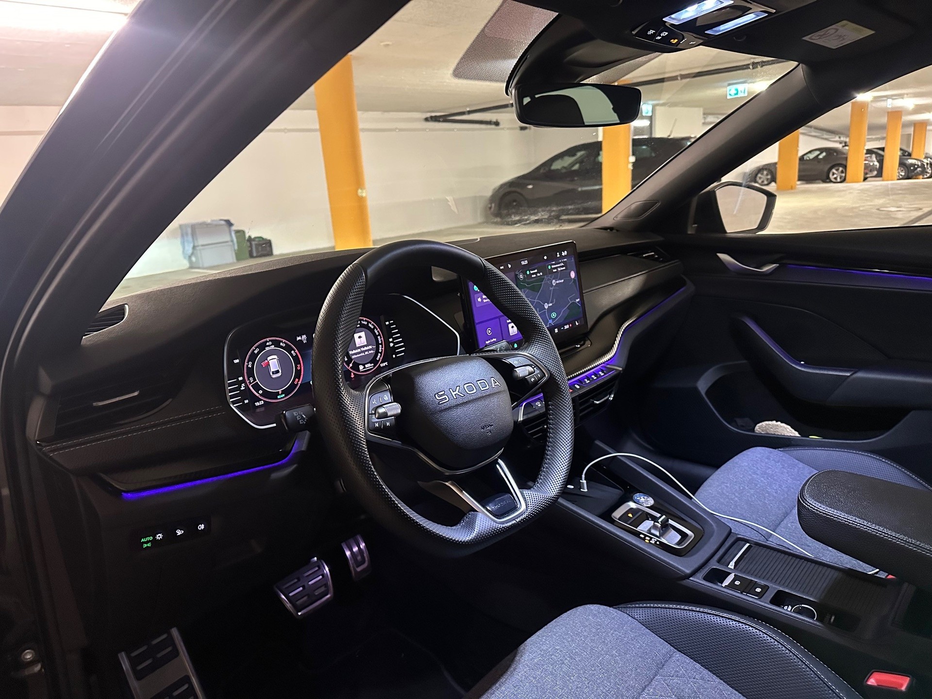 SKODA Octavia Combi 1.5 TSI mHEV DSG Dynamic Sport Line-image-0